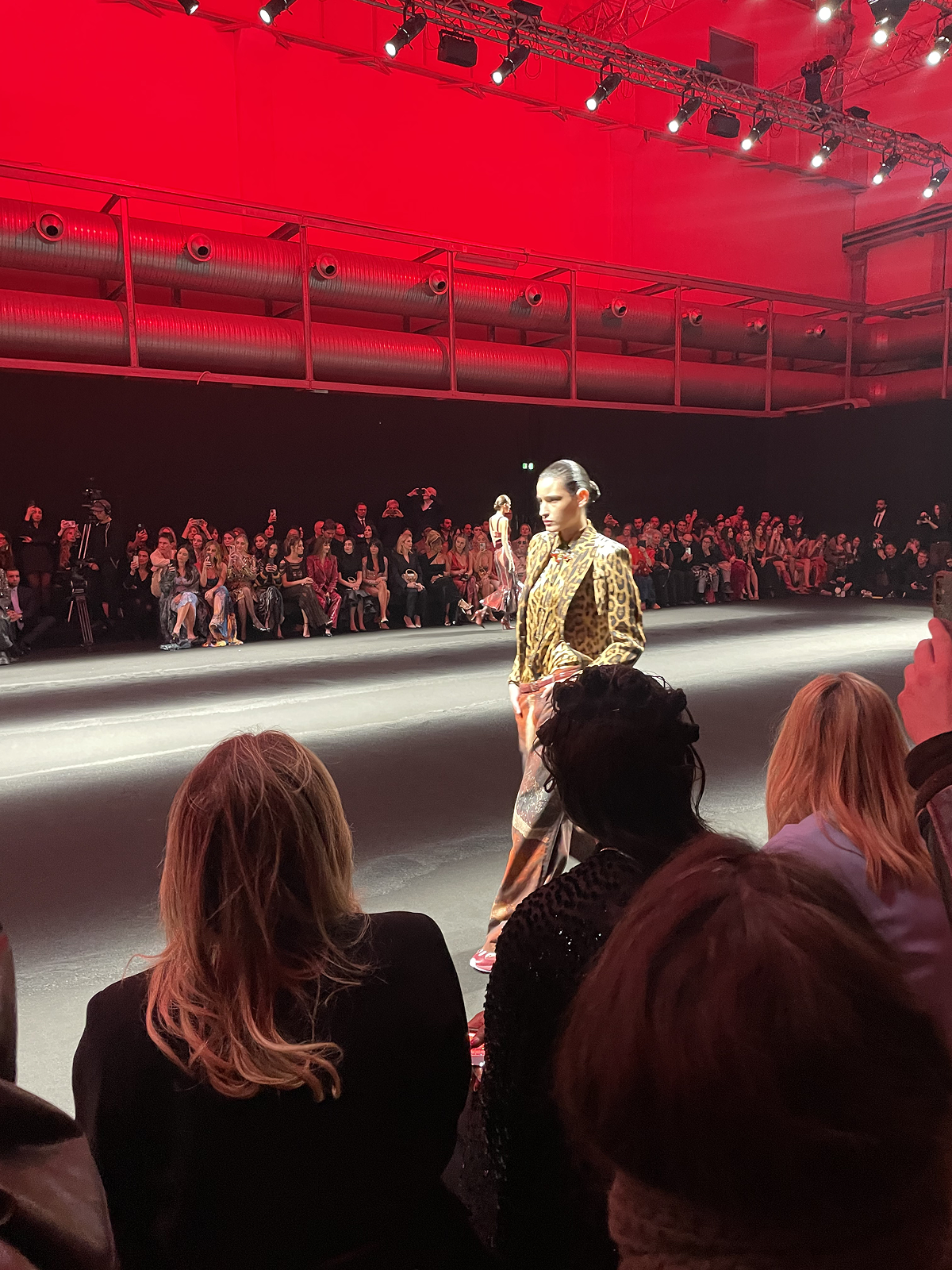 Вулканы Roberto Cavalli и первобытные инстинкты Prada: Неделя моды в Милане осень-зима 2025 глазами шеф-редактора BURO. (фото 27)