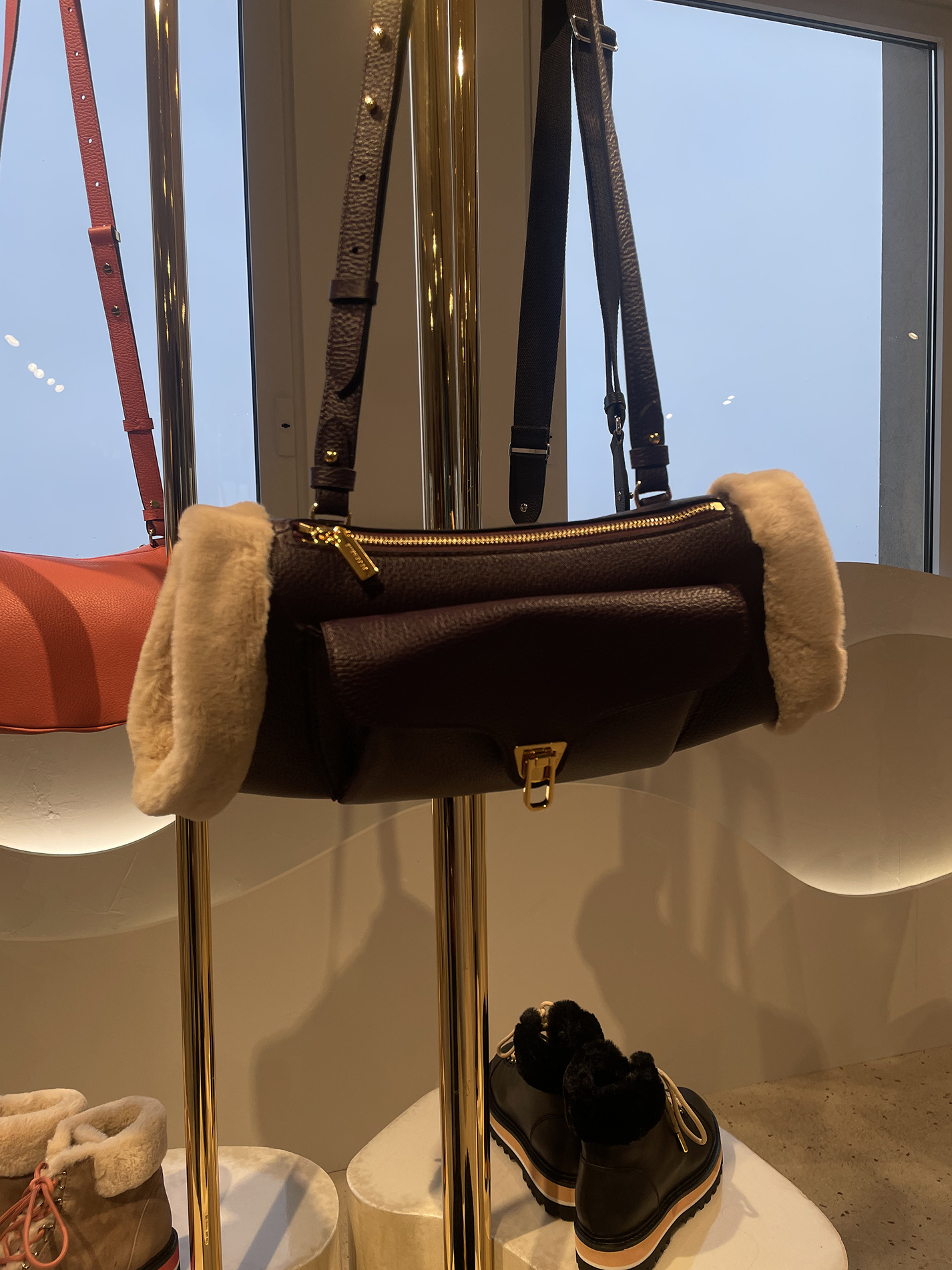 Вулканы Roberto Cavalli и первобытные инстинкты Prada: Неделя моды в Милане осень-зима 2025 глазами шеф-редактора BURO. (фото 6)