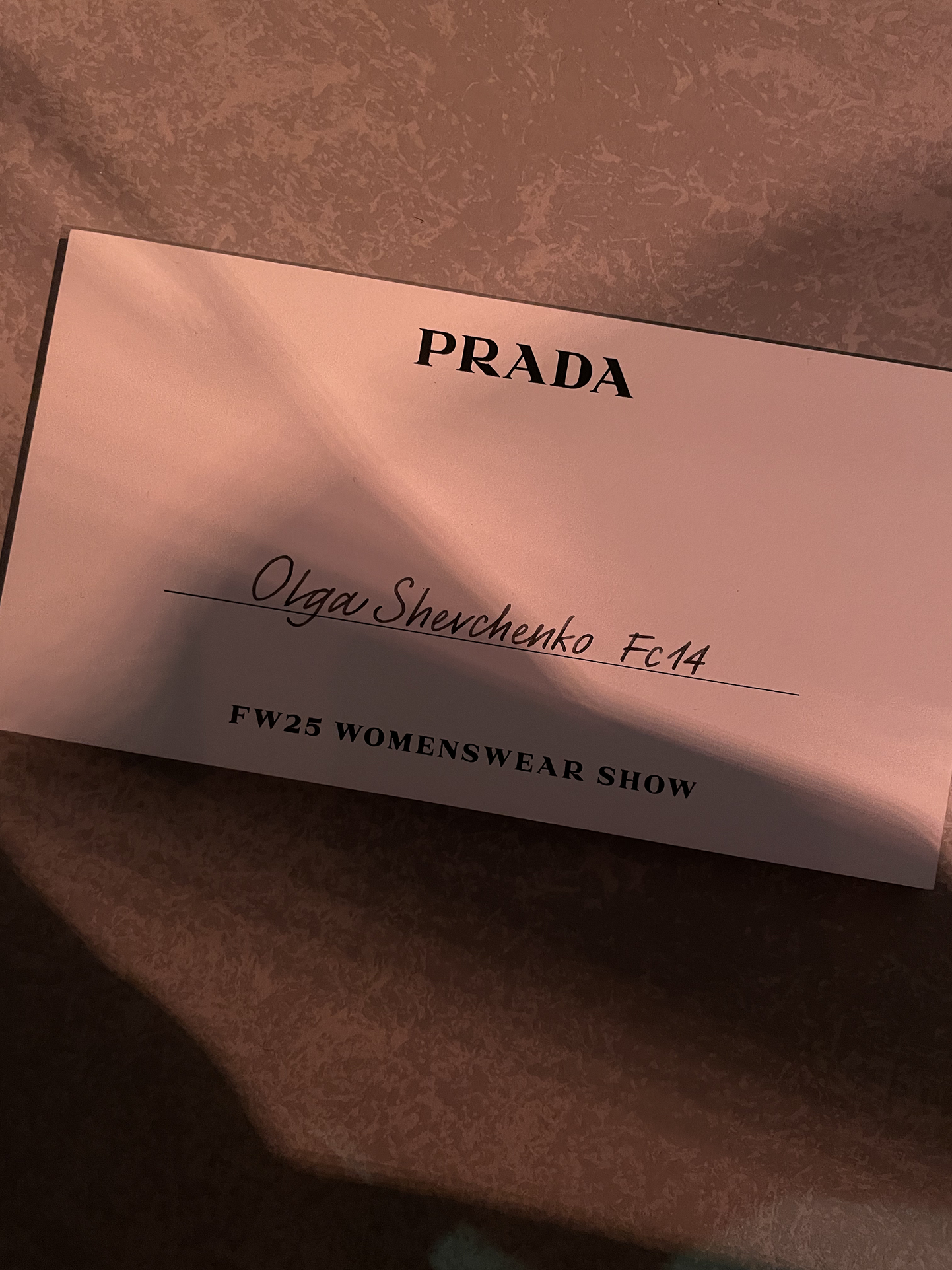 Вулканы Roberto Cavalli и первобытные инстинкты Prada: Неделя моды в Милане осень-зима 2025 глазами шеф-редактора BURO. (фото 32)