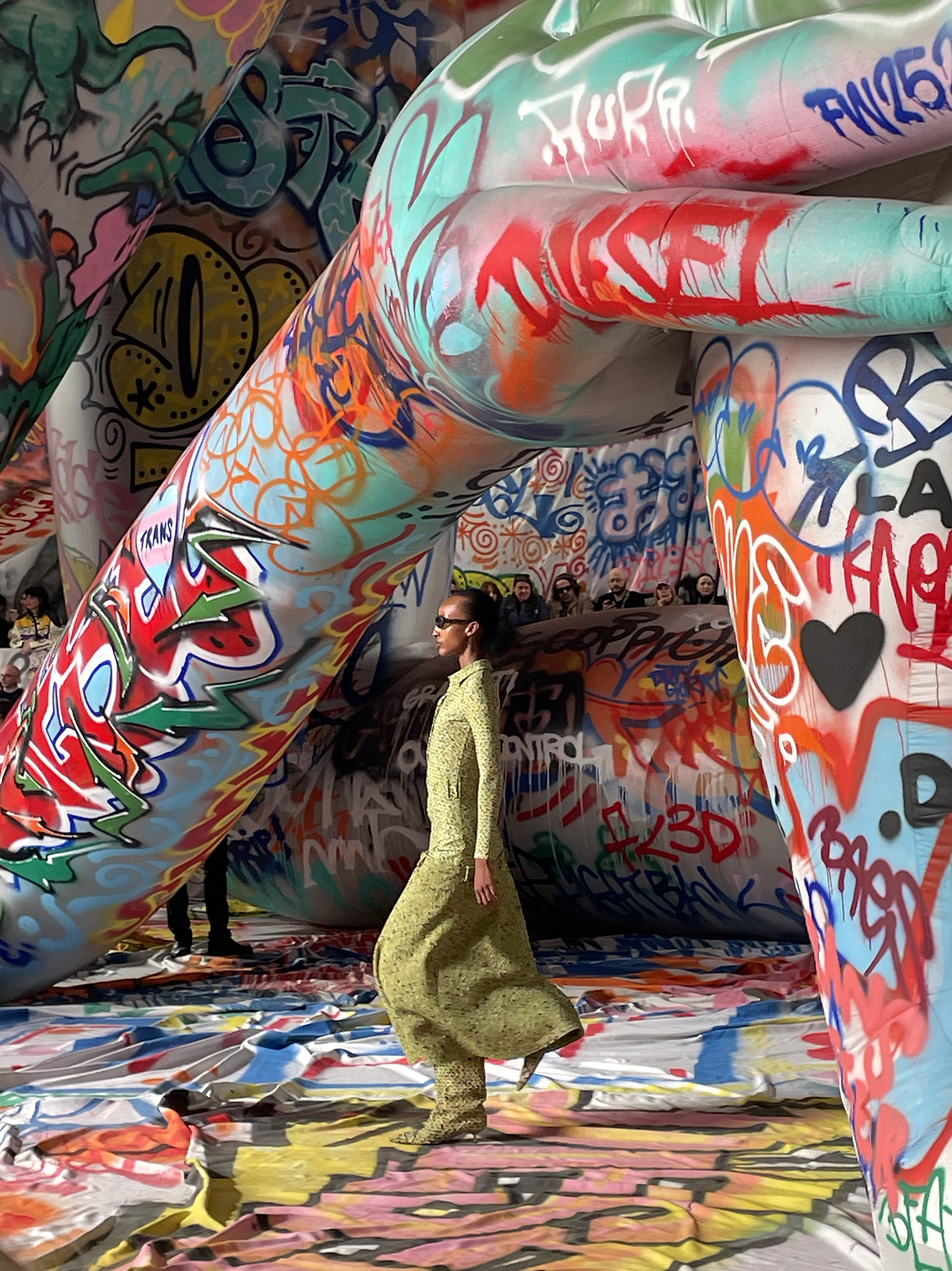Вулканы Roberto Cavalli и первобытные инстинкты Prada: Неделя моды в Милане осень-зима 2025 глазами шеф-редактора BURO. (фото 20)