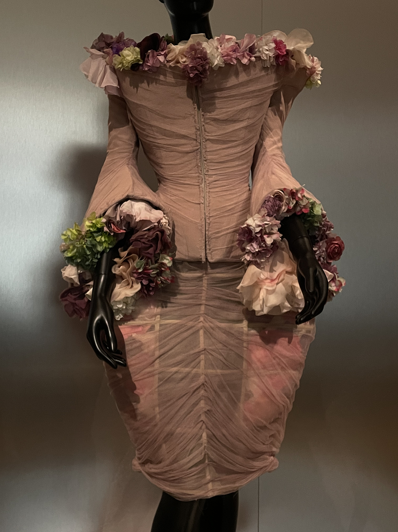 Вулканы Roberto Cavalli и первобытные инстинкты Prada: Неделя моды в Милане осень-зима 2025 глазами шеф-редактора BURO. (фото 47)