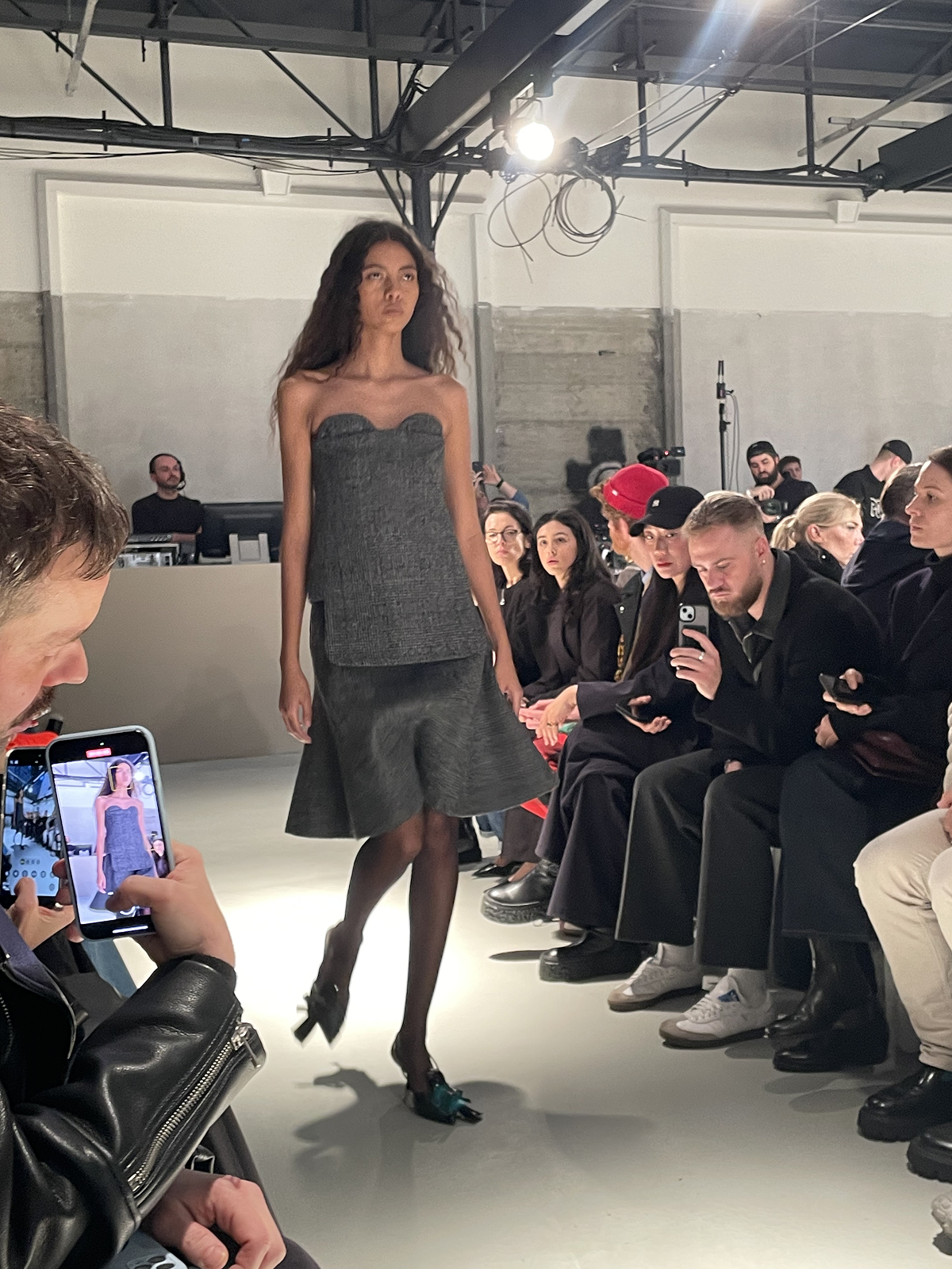 Вулканы Roberto Cavalli и первобытные инстинкты Prada: Неделя моды в Милане осень-зима 2025 глазами шеф-редактора BURO. (фото 10)