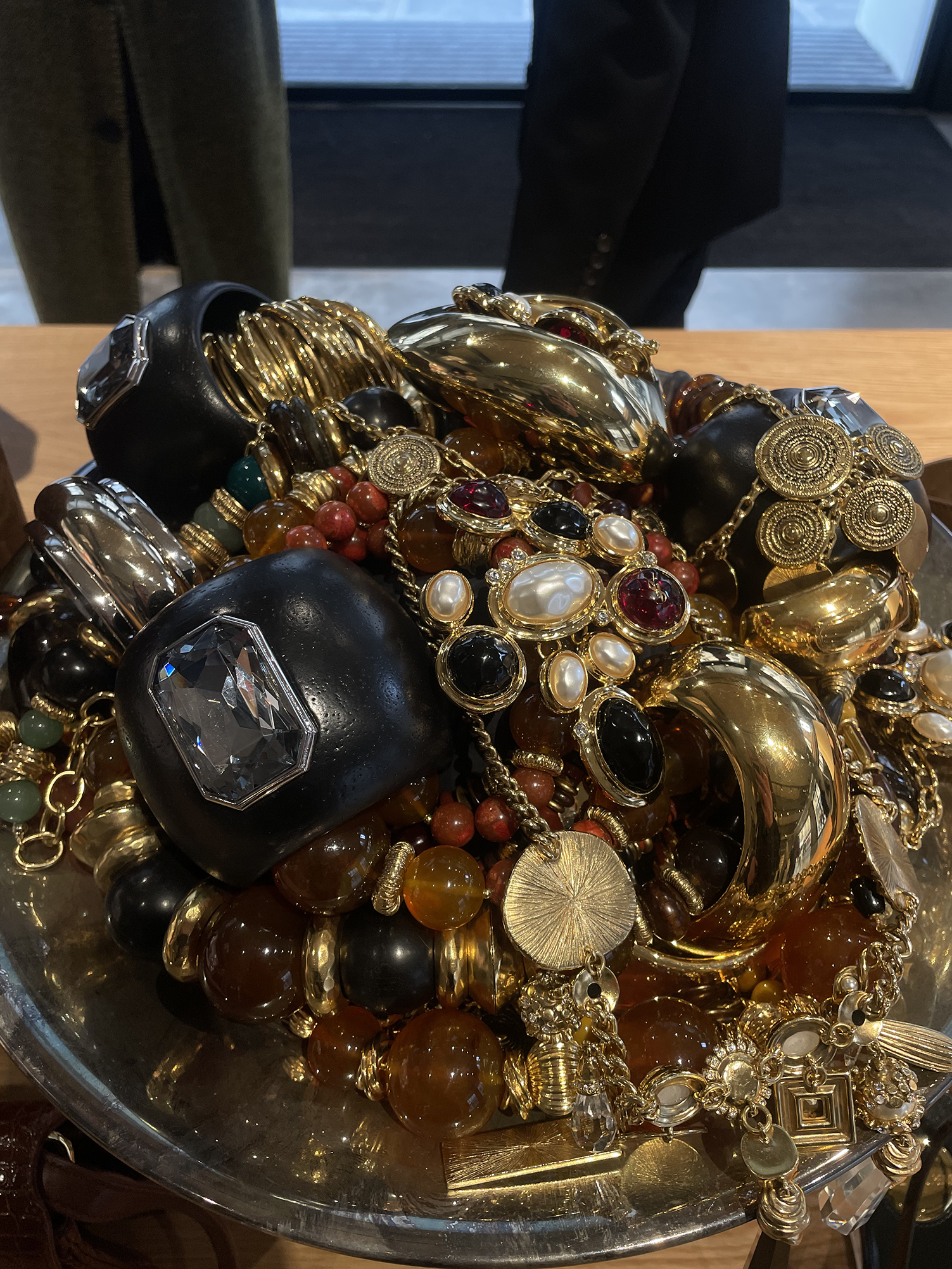 Вулканы Roberto Cavalli и первобытные инстинкты Prada: Неделя моды в Милане осень-зима 2025 глазами шеф-редактора BURO. (фото 60)