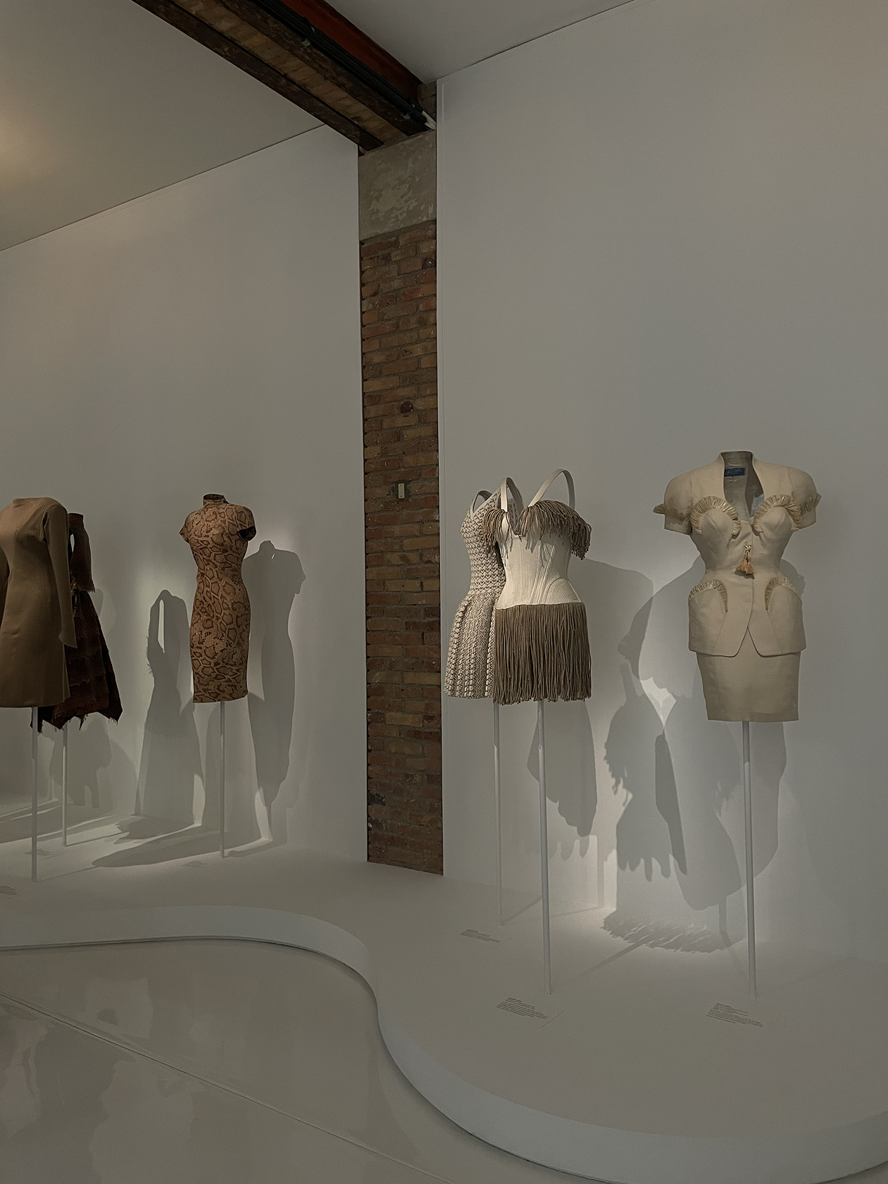 Вулканы Roberto Cavalli и первобытные инстинкты Prada: Неделя моды в Милане осень-зима 2025 глазами шеф-редактора BURO. (фото 64)