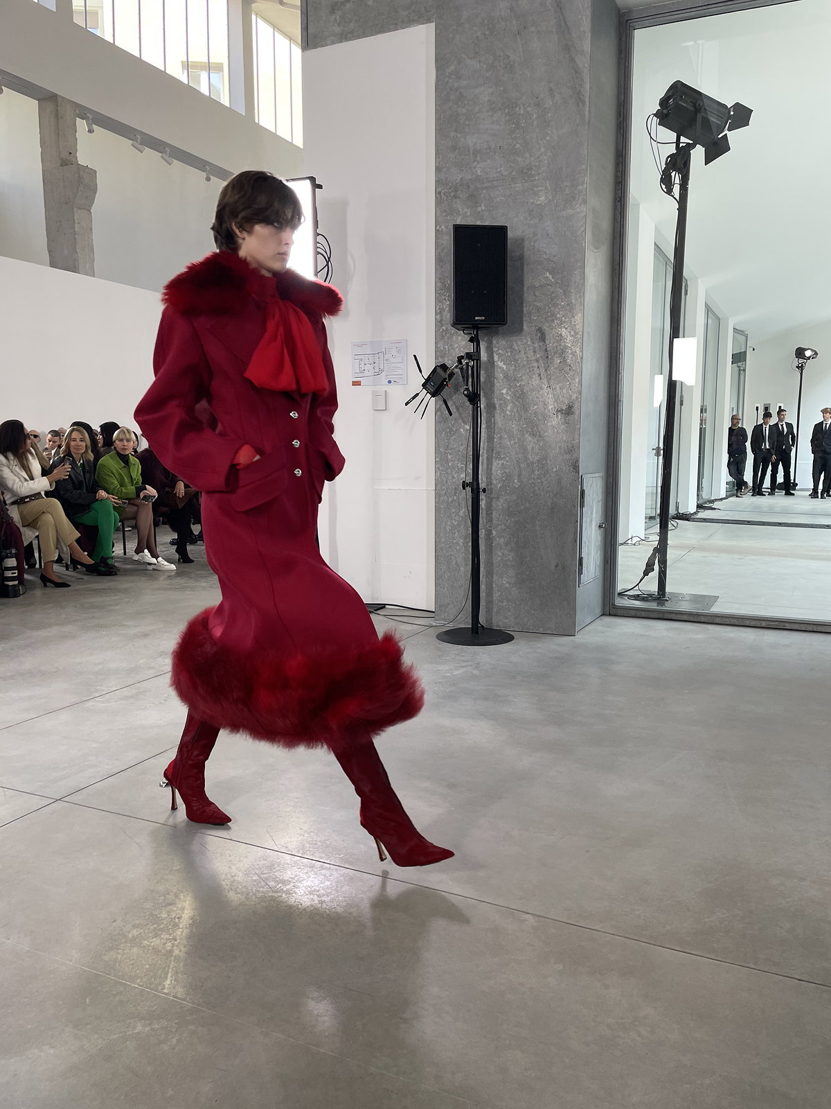 Вулканы Roberto Cavalli и первобытные инстинкты Prada: Неделя моды в Милане осень-зима 2025 глазами шеф-редактора BURO. (фото 26)