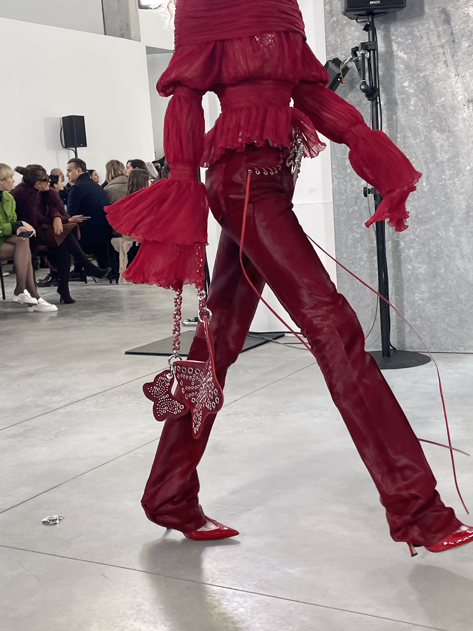 Вулканы Roberto Cavalli и первобытные инстинкты Prada: Неделя моды в Милане осень-зима 2025 глазами шеф-редактора BURO. (фото 25)