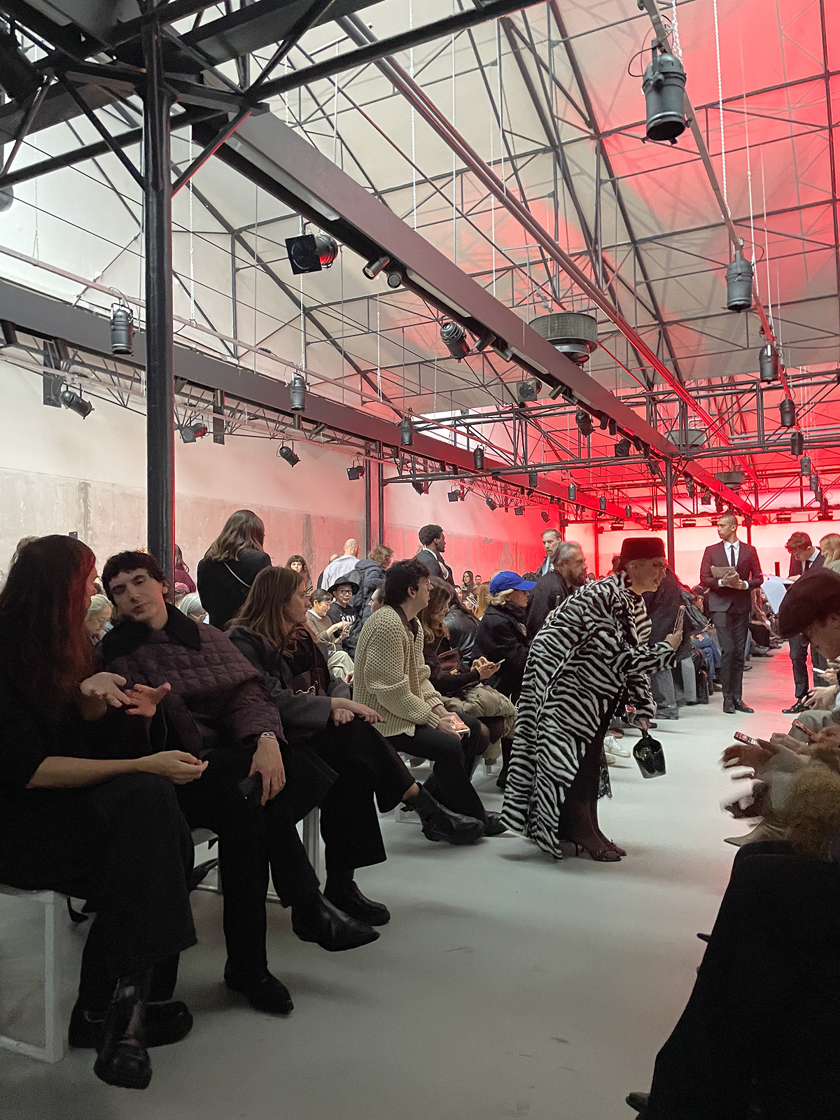 Вулканы Roberto Cavalli и первобытные инстинкты Prada: Неделя моды в Милане осень-зима 2025 глазами шеф-редактора BURO. (фото 9)