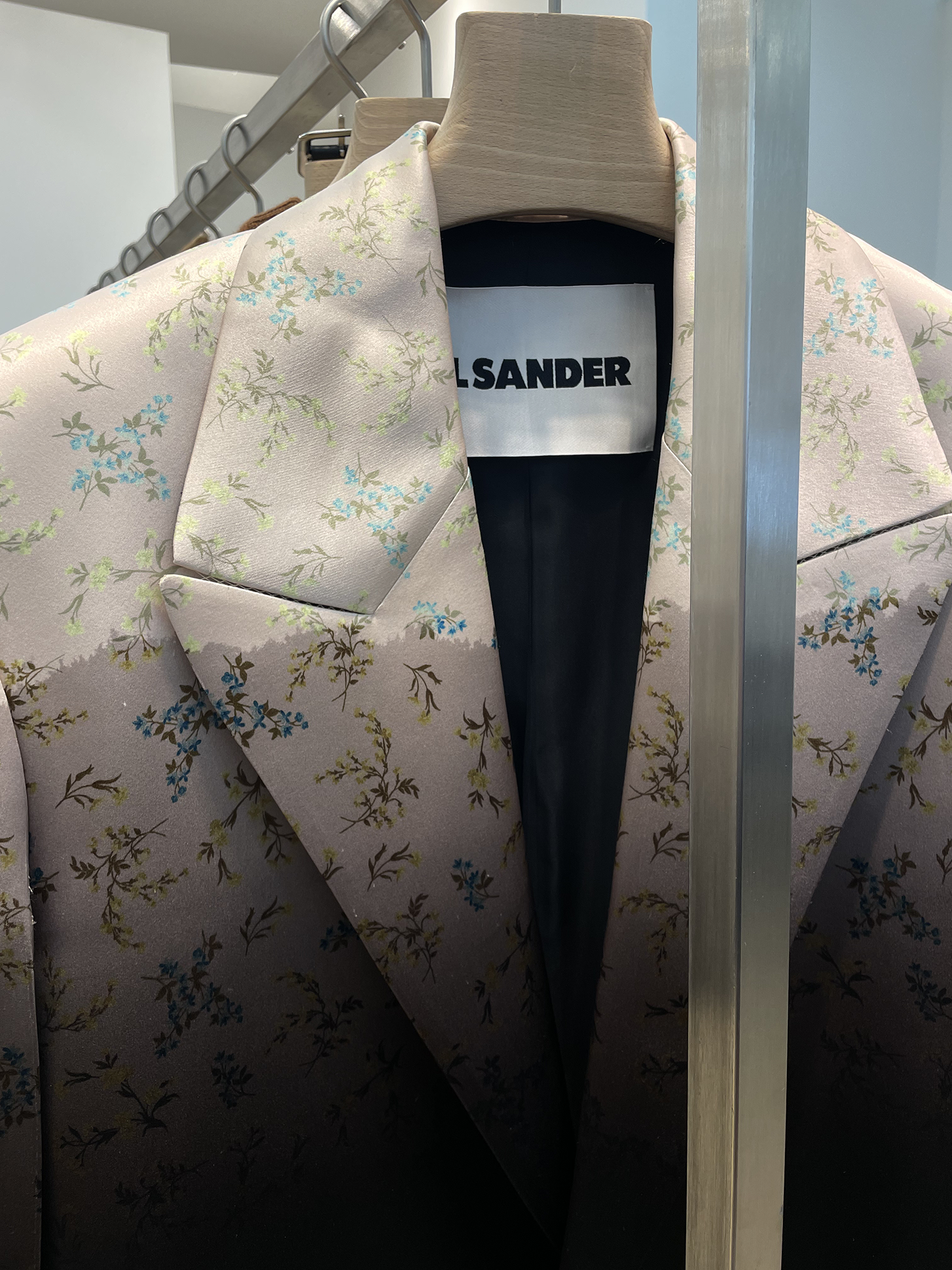 Вулканы Roberto Cavalli и первобытные инстинкты Prada: Неделя моды в Милане осень-зима 2025 глазами шеф-редактора BURO. (фото 35)