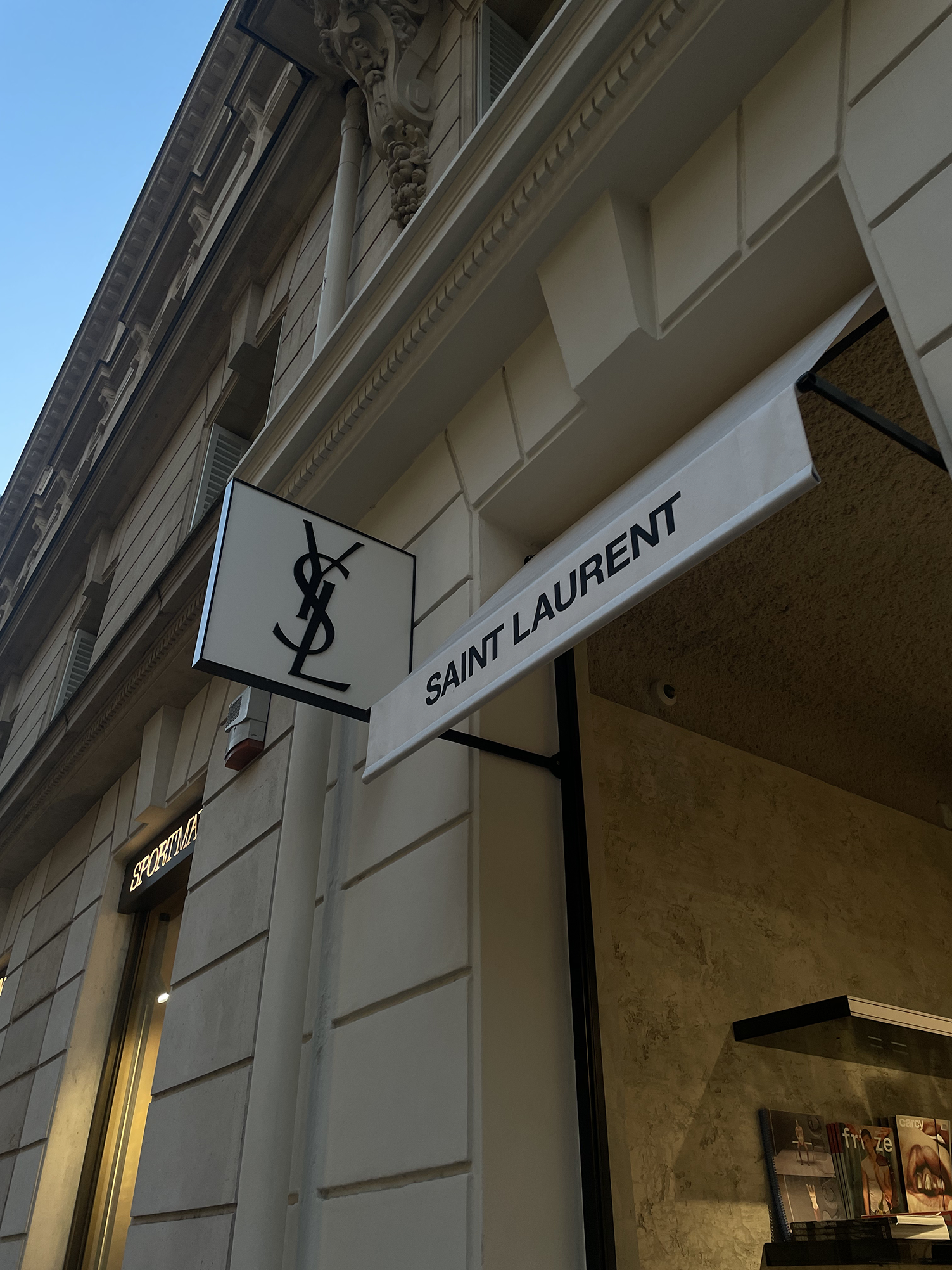 Вулканы Roberto Cavalli и первобытные инстинкты Prada: Неделя моды в Милане осень-зима 2025 глазами шеф-редактора BURO. (фото 61)