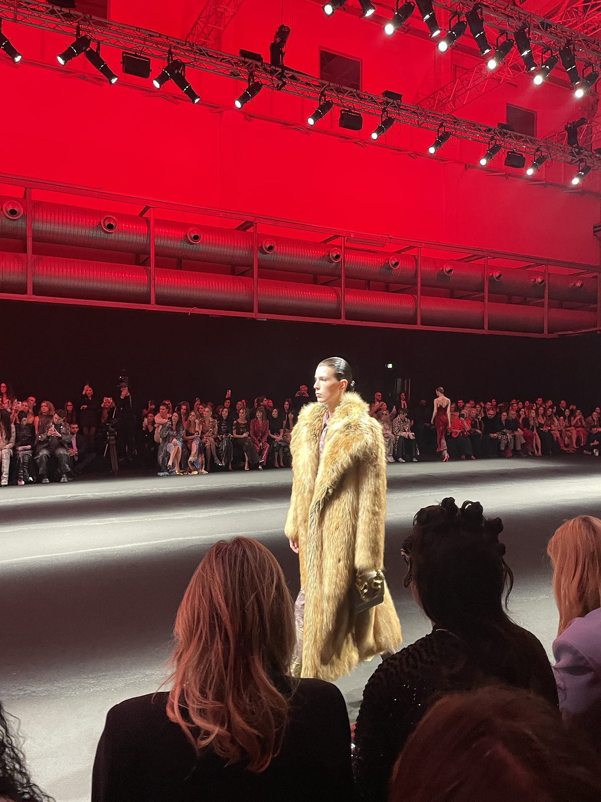 Вулканы Roberto Cavalli и первобытные инстинкты Prada: Неделя моды в Милане осень-зима 2025 глазами шеф-редактора BURO. (фото 30)