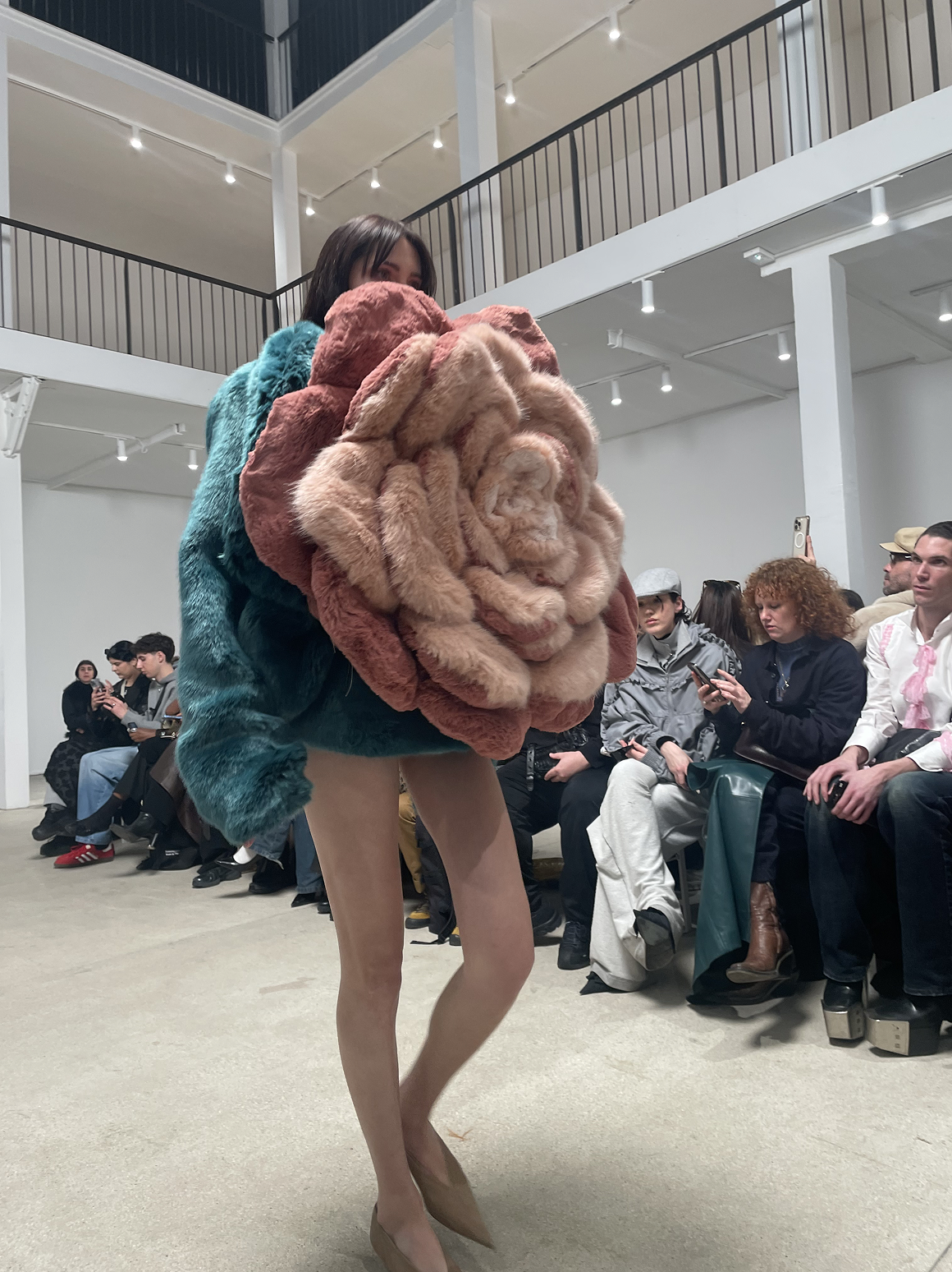 Вулканы Roberto Cavalli и первобытные инстинкты Prada: Неделя моды в Милане осень-зима 2025 глазами шеф-редактора BURO. (фото 53)