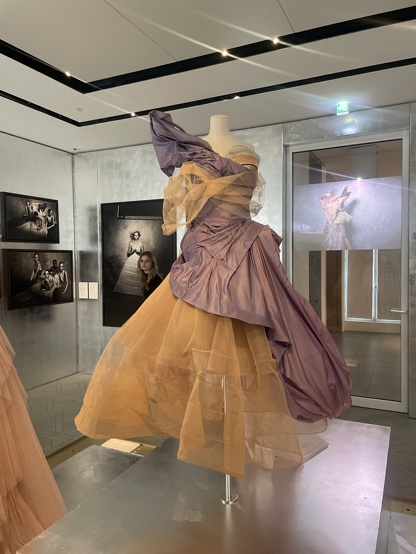 Вулканы Roberto Cavalli и первобытные инстинкты Prada: Неделя моды в Милане осень-зима 2025 глазами шеф-редактора BURO. (фото 50)