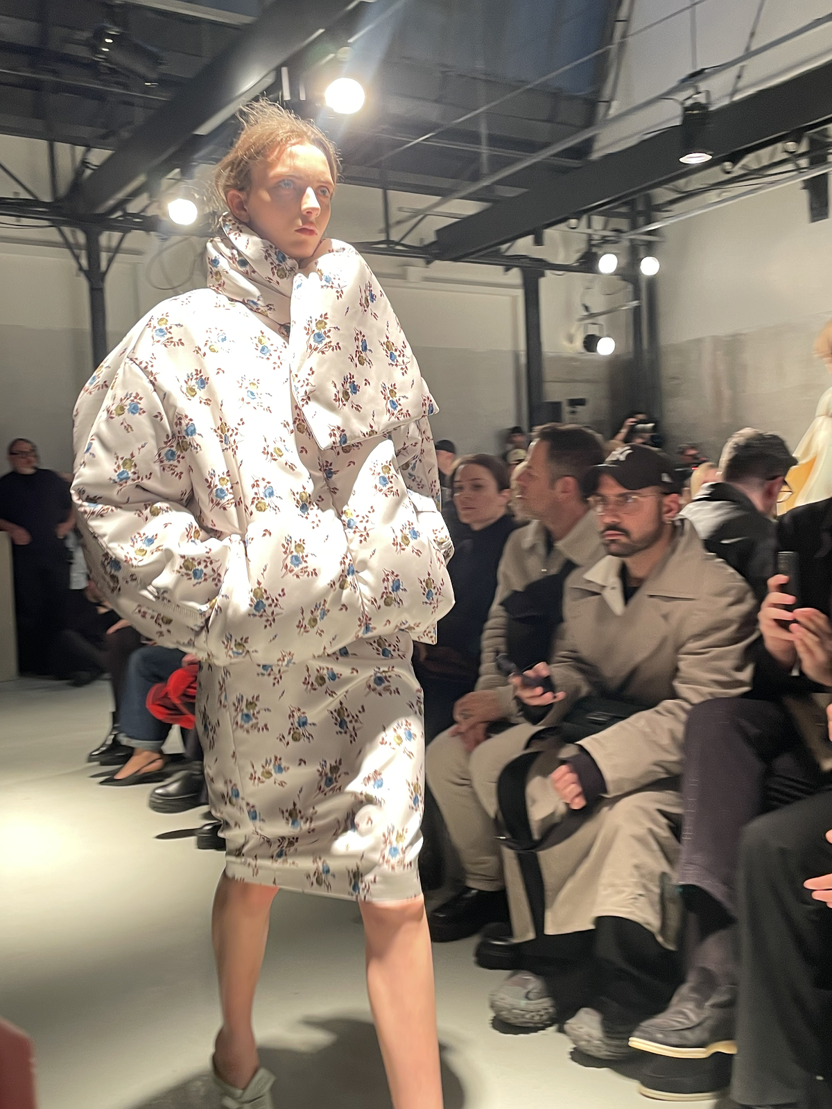 Вулканы Roberto Cavalli и первобытные инстинкты Prada: Неделя моды в Милане осень-зима 2025 глазами шеф-редактора BURO. (фото 11)