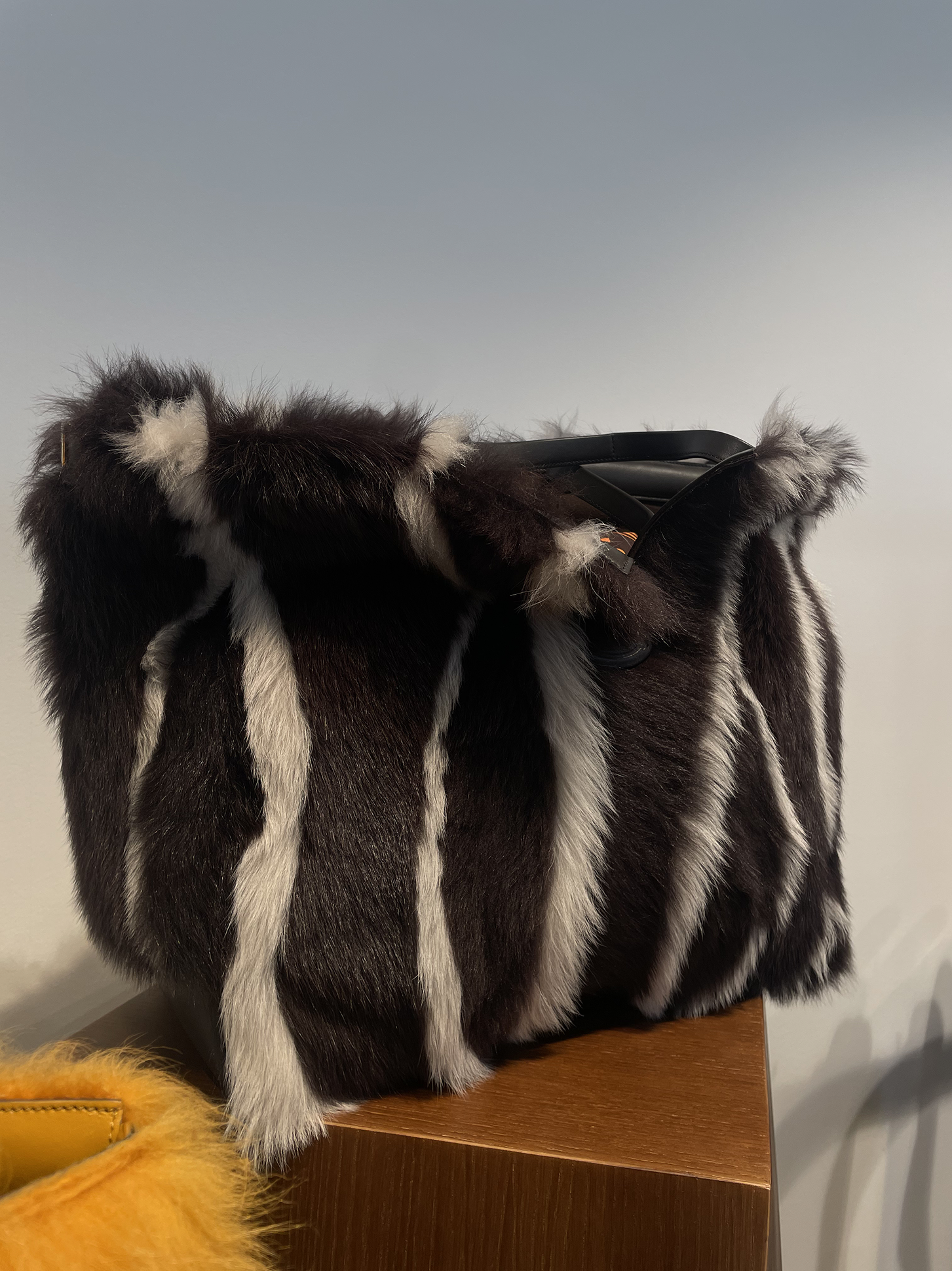 Вулканы Roberto Cavalli и первобытные инстинкты Prada: Неделя моды в Милане осень-зима 2025 глазами шеф-редактора BURO. (фото 37)