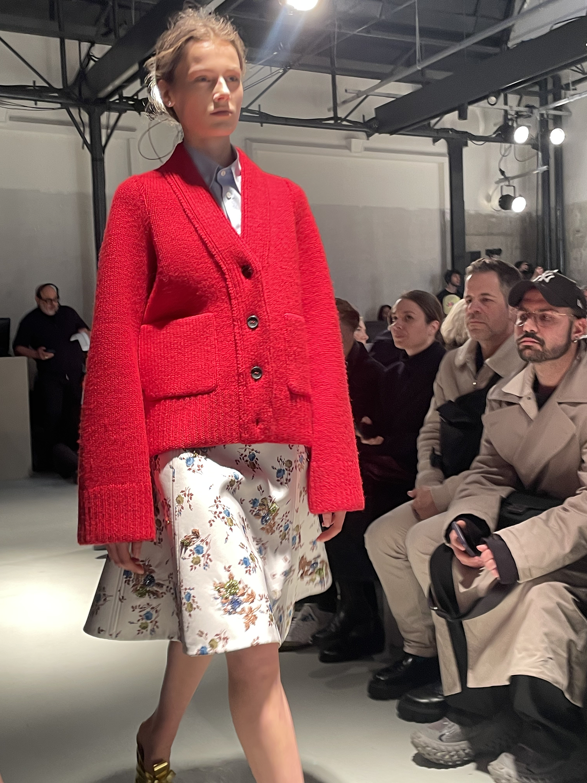 Вулканы Roberto Cavalli и первобытные инстинкты Prada: Неделя моды в Милане осень-зима 2025 глазами шеф-редактора BURO. (фото 12)