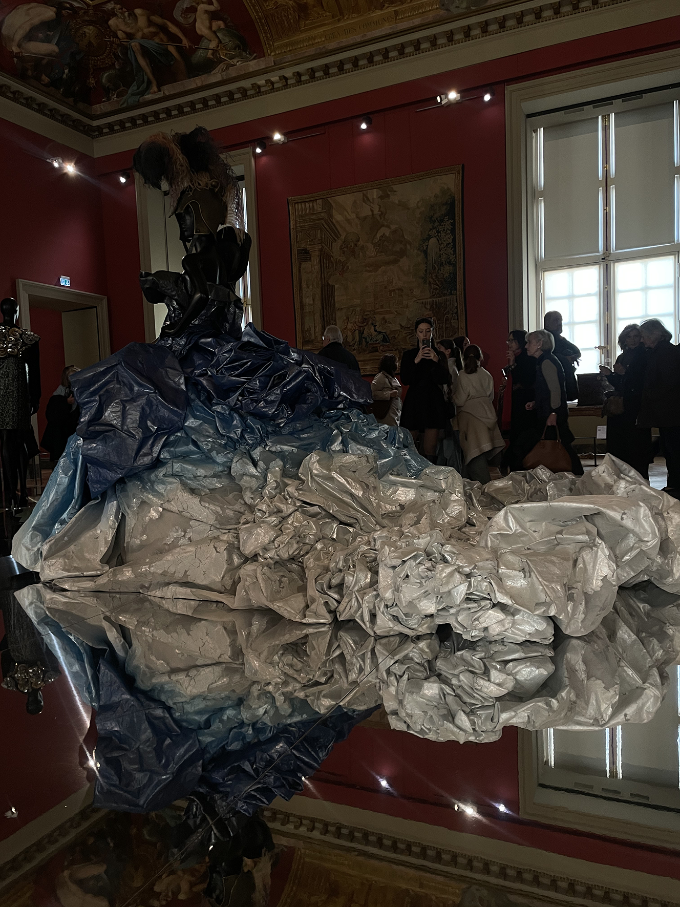 Вулканы Roberto Cavalli и первобытные инстинкты Prada: Неделя моды в Милане осень-зима 2025 глазами шеф-редактора BURO. (фото 45)