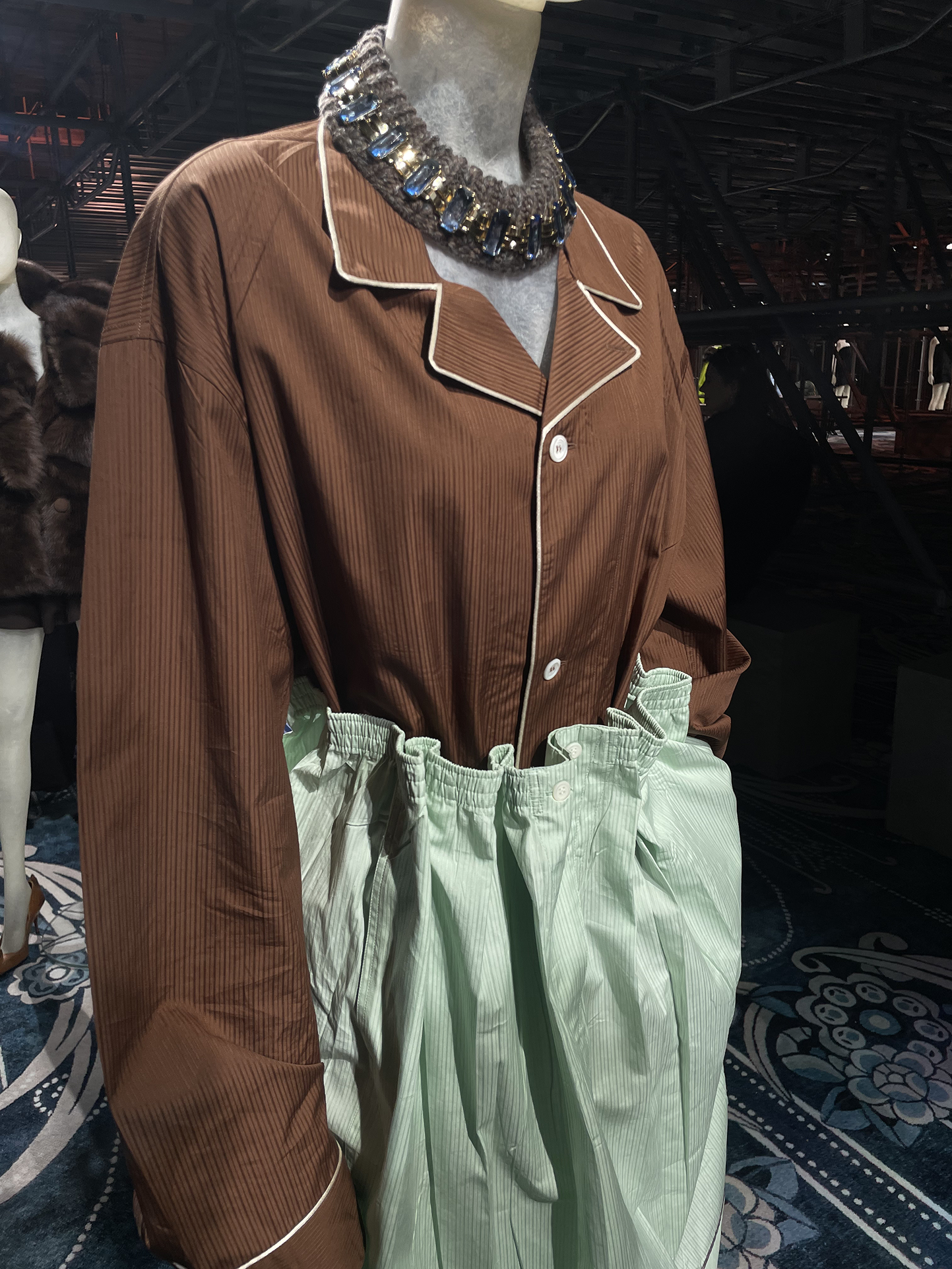 Вулканы Roberto Cavalli и первобытные инстинкты Prada: Неделя моды в Милане осень-зима 2025 глазами шеф-редактора BURO. (фото 34)