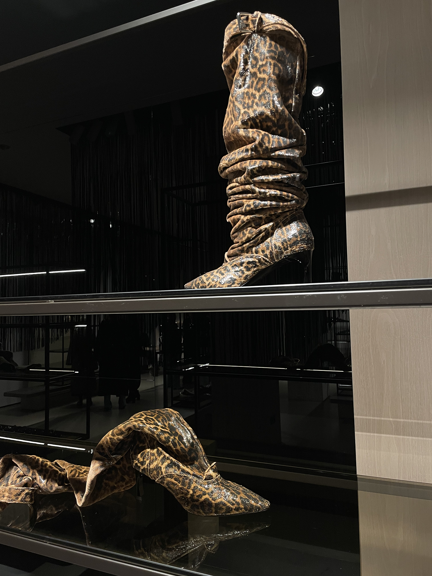 Вулканы Roberto Cavalli и первобытные инстинкты Prada: Неделя моды в Милане осень-зима 2025 глазами шеф-редактора BURO. (фото 42)