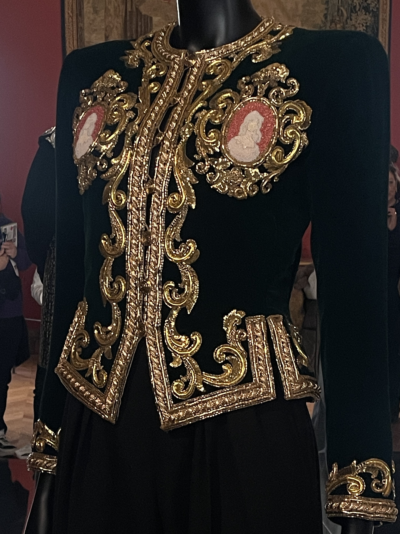 Вулканы Roberto Cavalli и первобытные инстинкты Prada: Неделя моды в Милане осень-зима 2025 глазами шеф-редактора BURO. (фото 44)