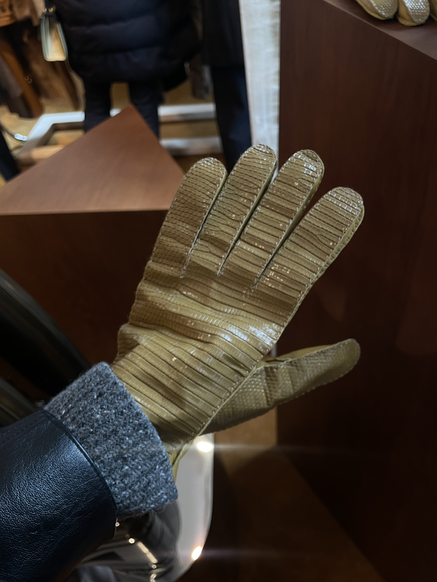 Вулканы Roberto Cavalli и первобытные инстинкты Prada: Неделя моды в Милане осень-зима 2025 глазами шеф-редактора BURO. (фото 38)