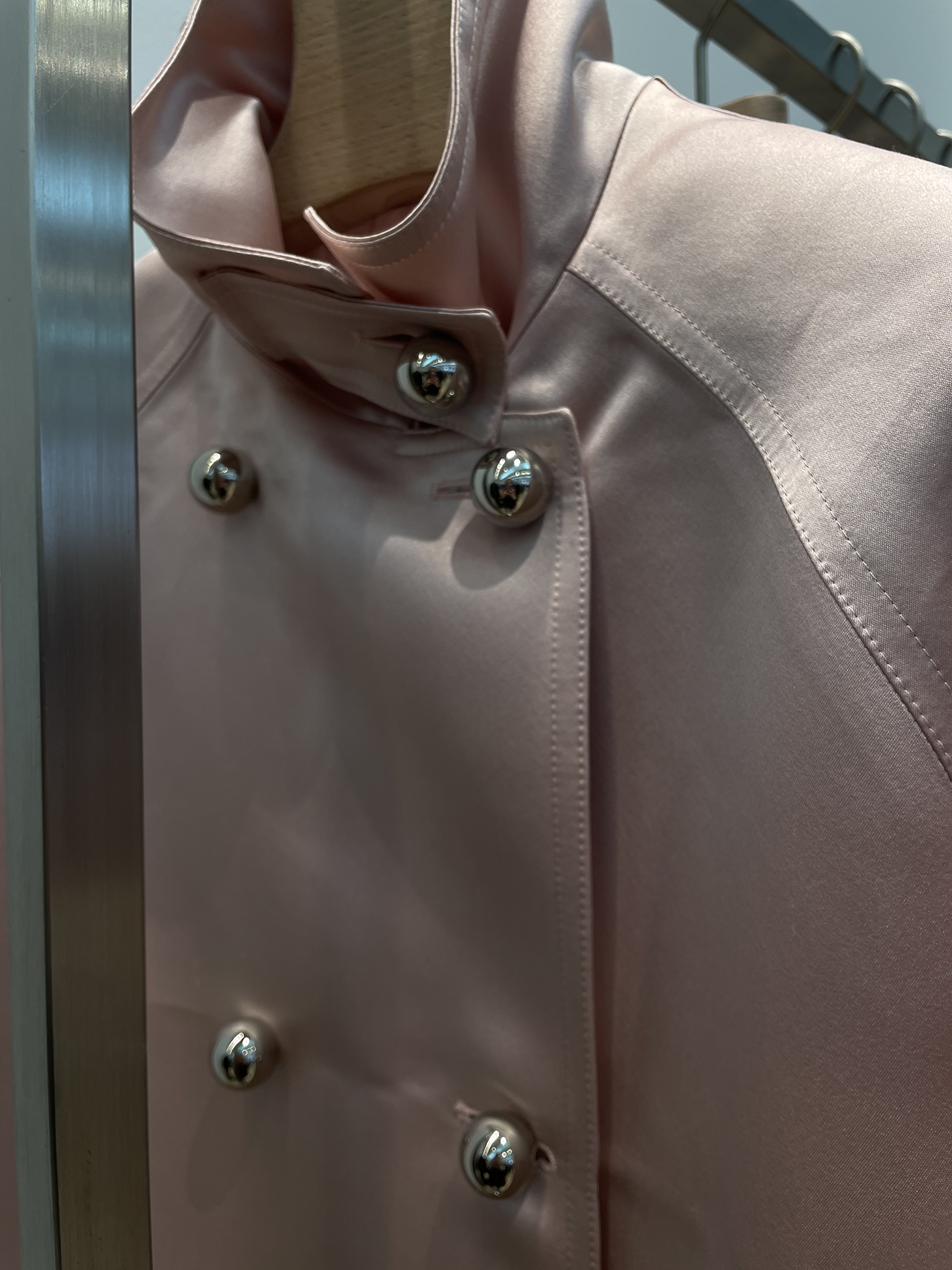 Вулканы Roberto Cavalli и первобытные инстинкты Prada: Неделя моды в Милане осень-зима 2025 глазами шеф-редактора BURO. (фото 36)