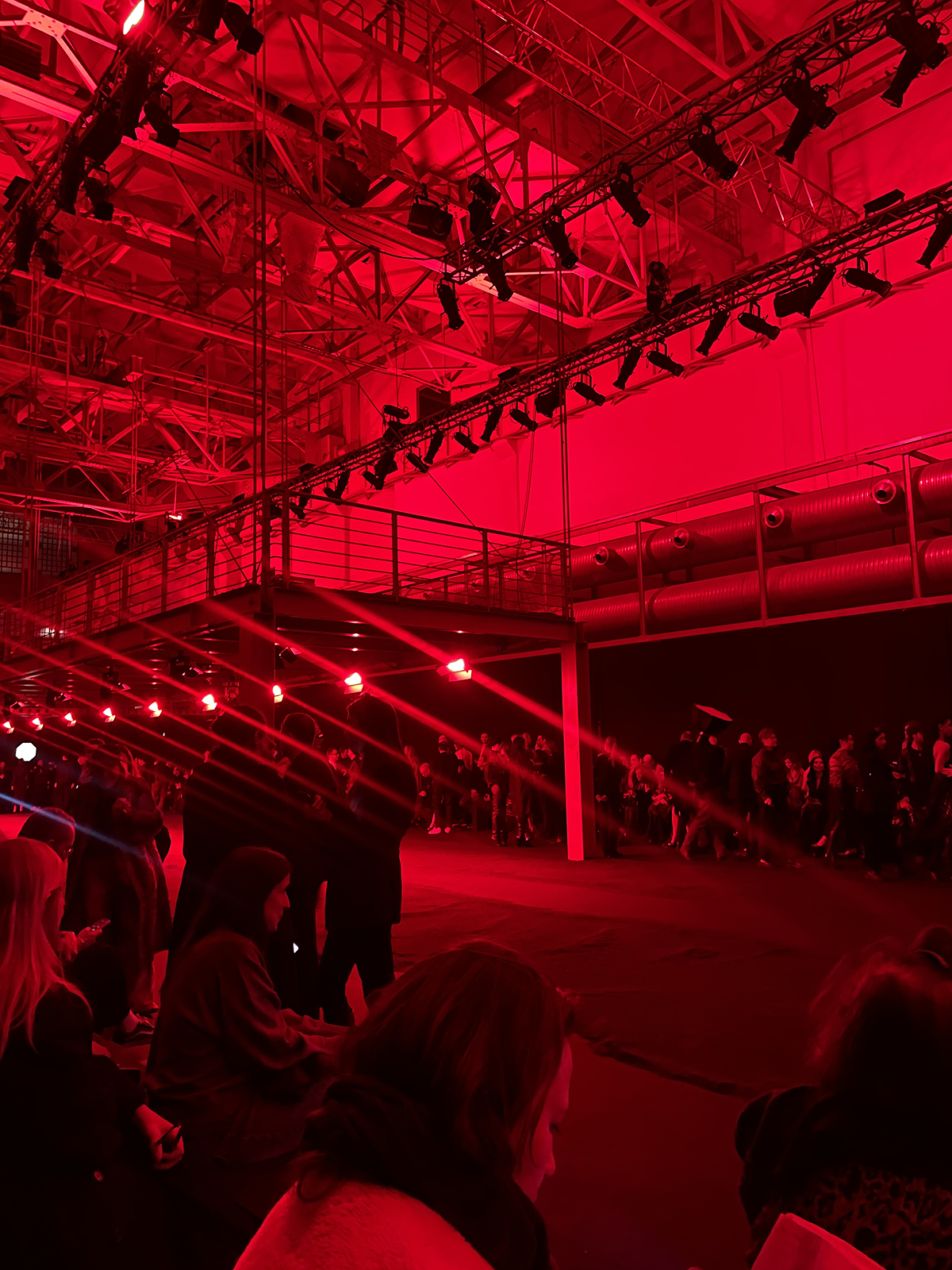 Вулканы Roberto Cavalli и первобытные инстинкты Prada: Неделя моды в Милане осень-зима 2025 глазами шеф-редактора BURO. (фото 28)