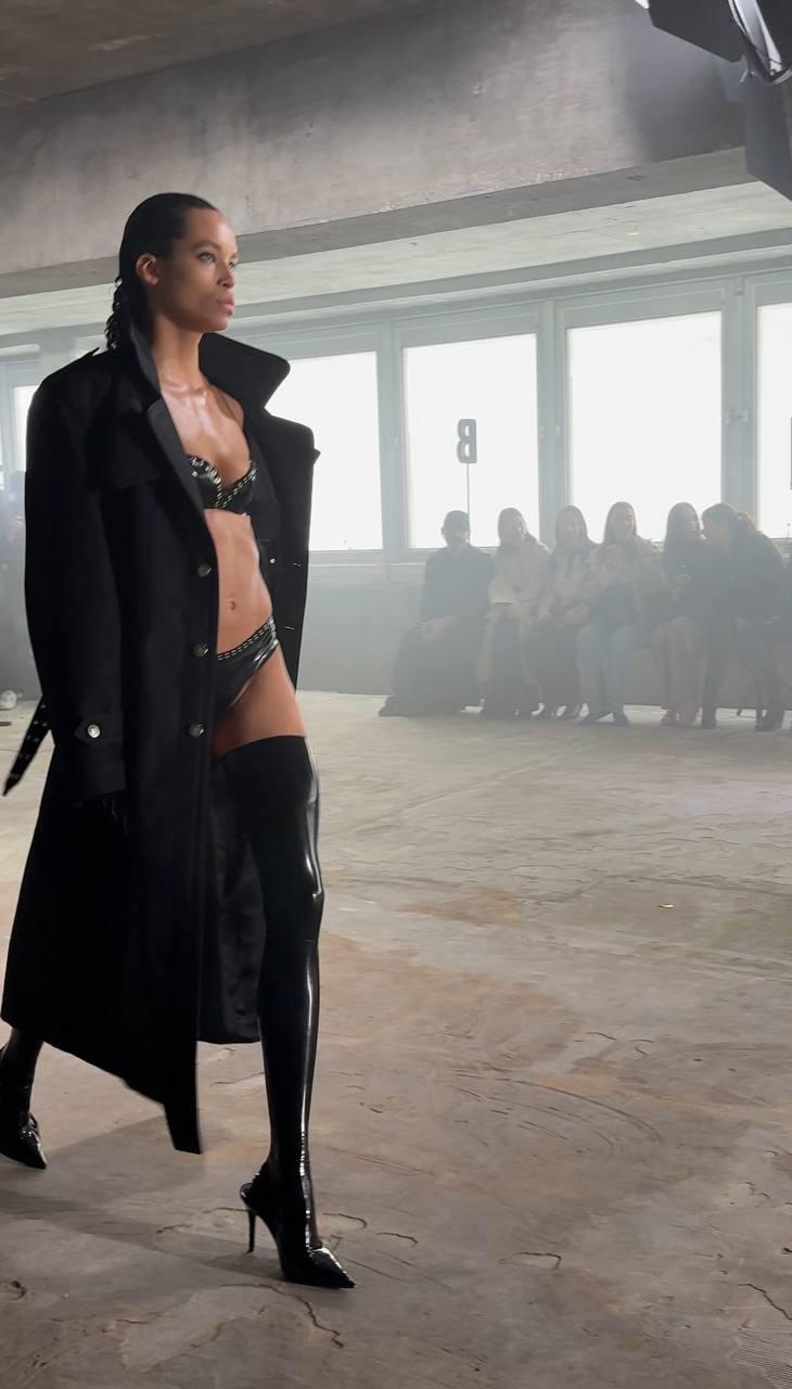 «Невидимые» сумки и женщины-воины: Неделя моды в Париже осень-зима 2025 глазами Ольги Карпуть (фото 27)