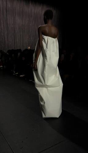 «Невидимые» сумки и женщины-воины: Неделя моды в Париже осень-зима 2025 глазами Ольги Карпуть (фото 6)