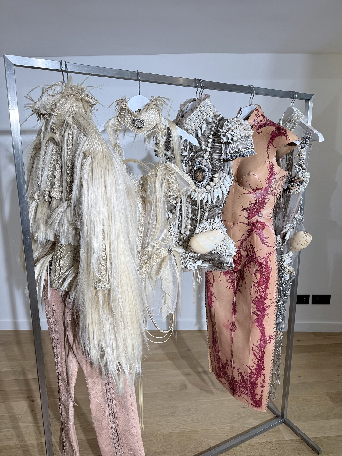 «Невидимые» сумки и женщины-воины: Неделя моды в Париже осень-зима 2025 глазами Ольги Карпуть (фото 22)