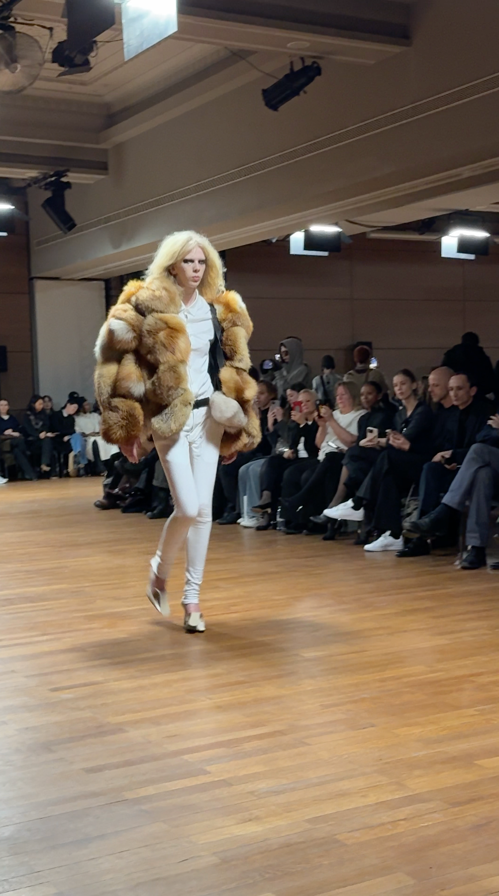 «Невидимые» сумки и женщины-воины: Неделя моды в Париже осень-зима 2025 глазами Ольги Карпуть (фото 20)