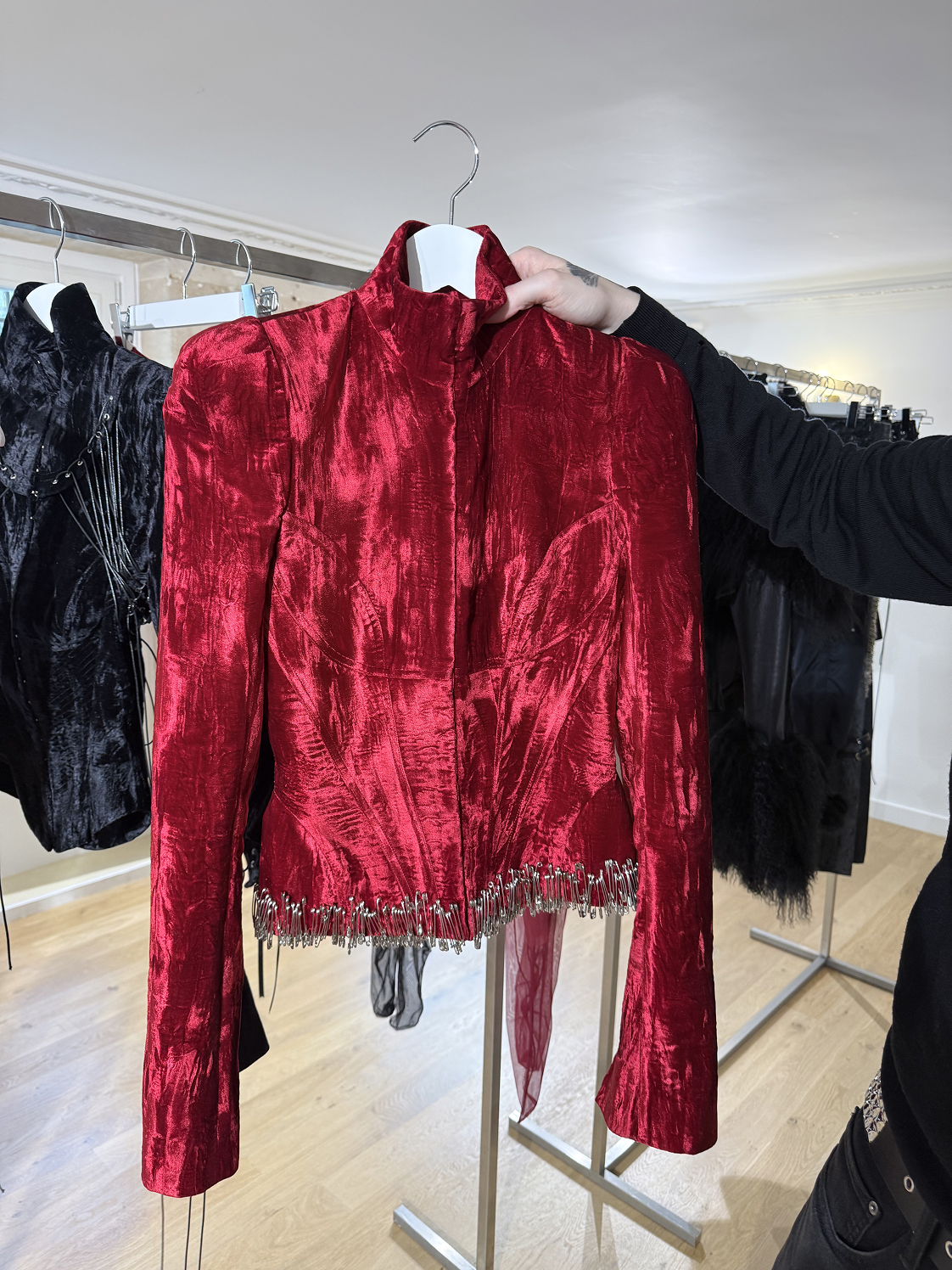 «Невидимые» сумки и женщины-воины: Неделя моды в Париже осень-зима 2025 глазами Ольги Карпуть (фото 23)