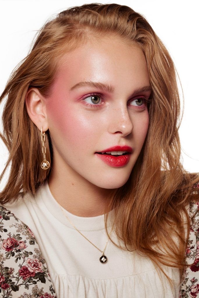 Для блеска в глазах: тренд на розовую пудру — носим как Кайли Дженнер, Джиджи Хадид и Сэди Синк (фото 31)