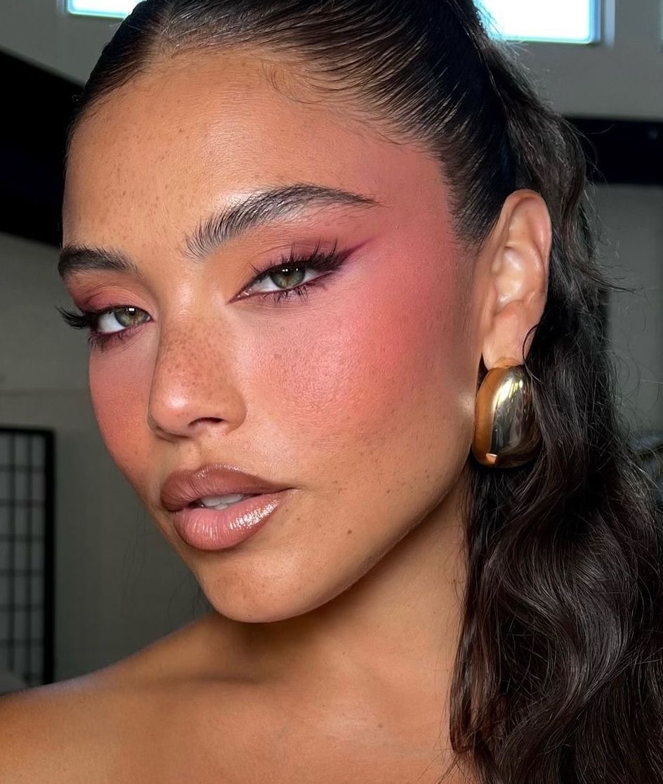 Для блеска в глазах: тренд на розовую пудру — носим как Кайли Дженнер, Джиджи Хадид и Сэди Синк (фото 26)