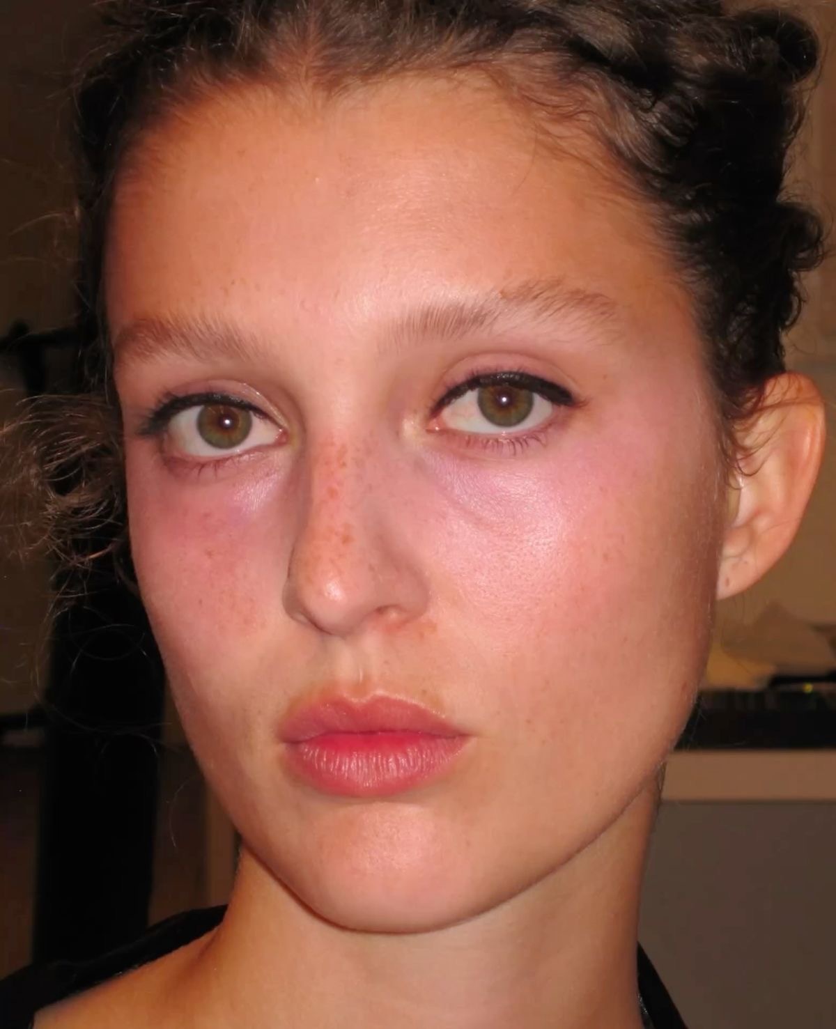 Для блеска в глазах: тренд на розовую пудру — носим как Кайли Дженнер, Джиджи Хадид и Сэди Синк (фото 10)