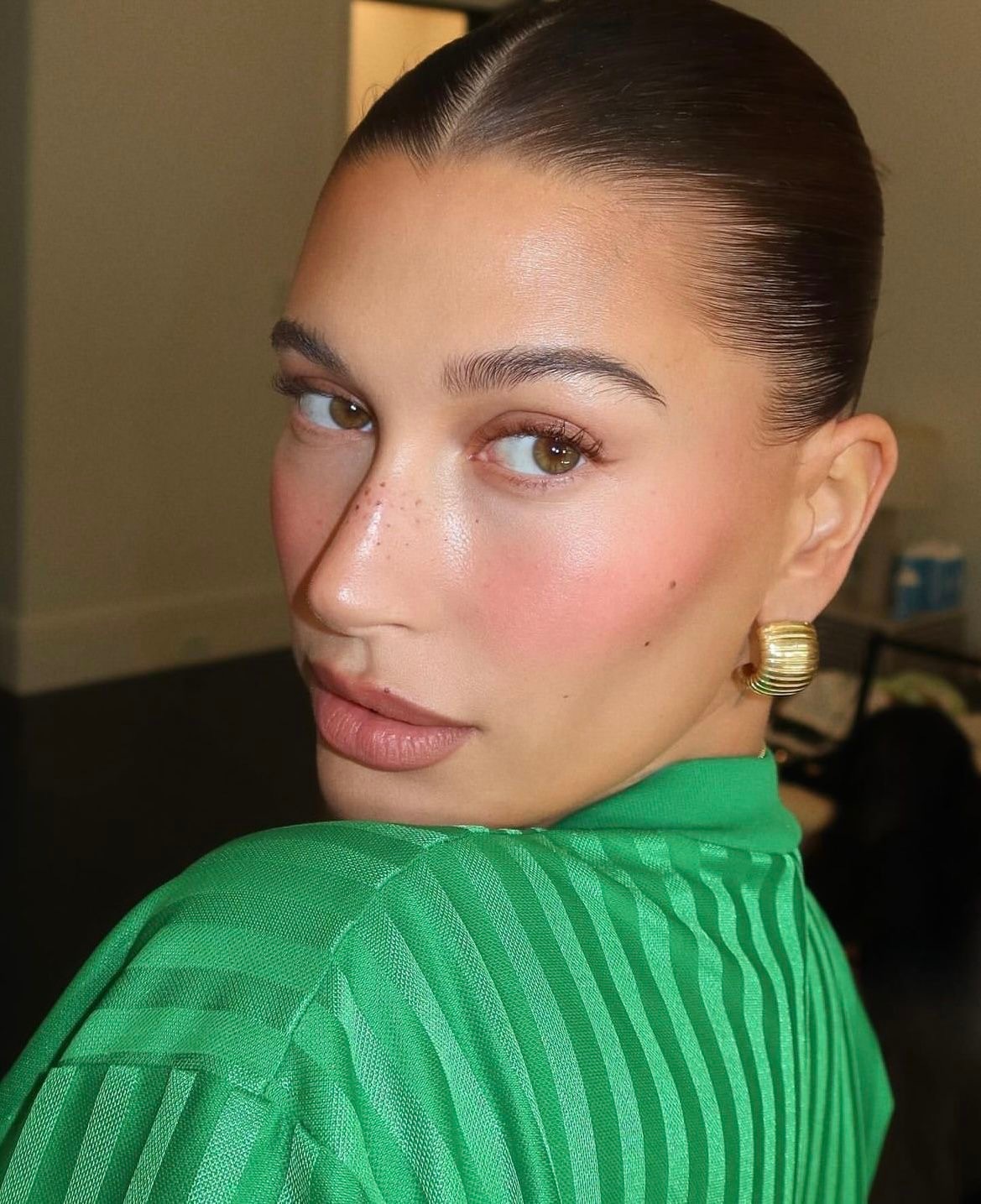 Для блеска в глазах: тренд на розовую пудру — носим как Кайли Дженнер, Джиджи Хадид и Сэди Синк (фото 8)