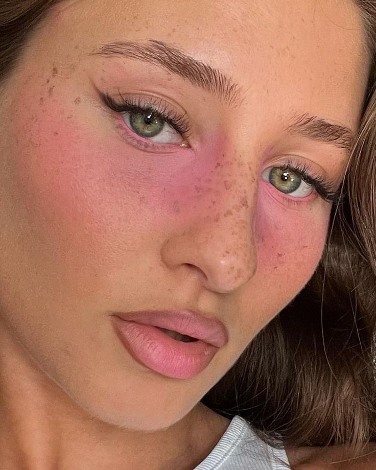 Для блеска в глазах: тренд на розовую пудру — носим как Кайли Дженнер, Джиджи Хадид и Сэди Синк (фото 15)