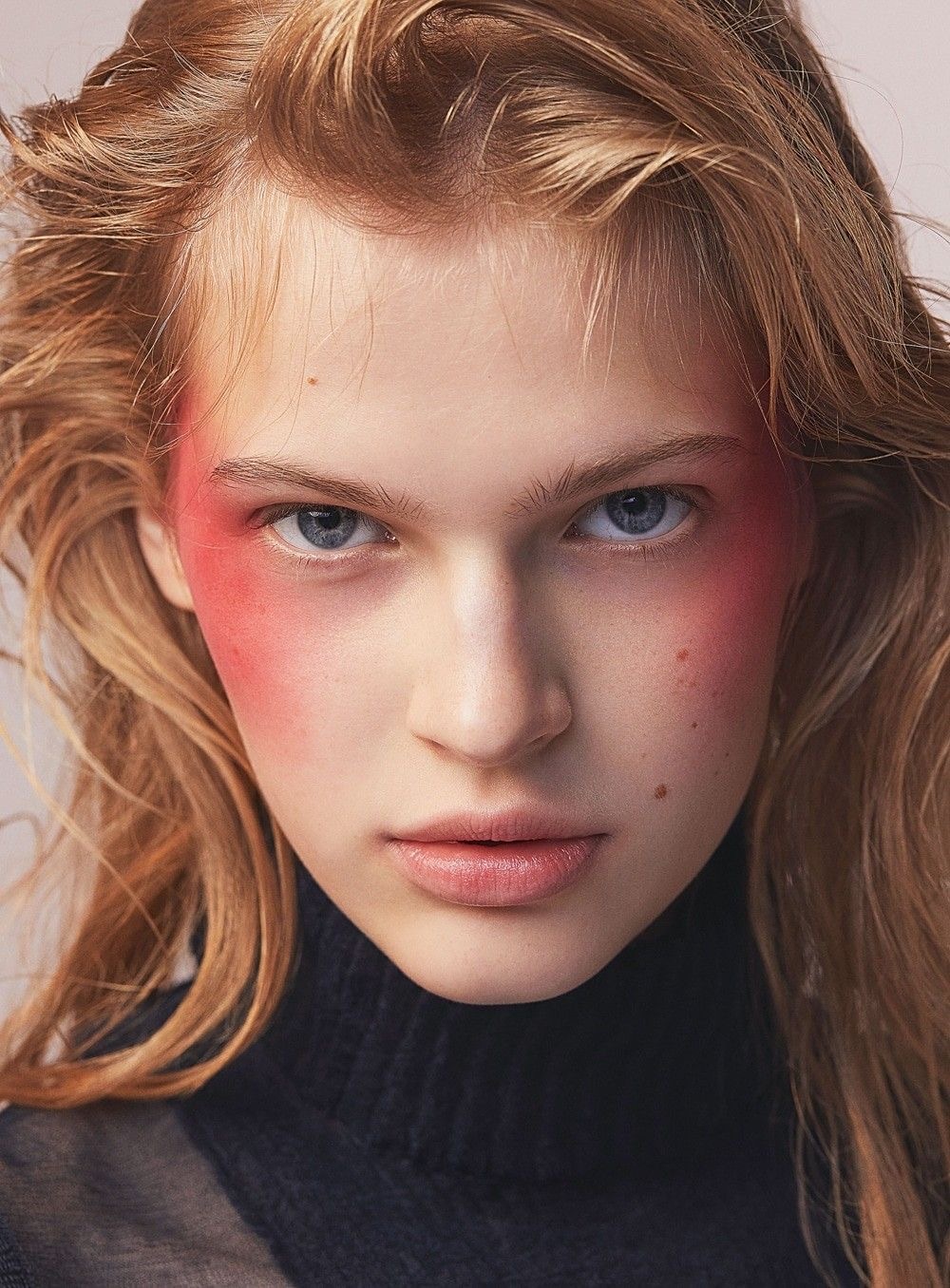 Для блеска в глазах: тренд на розовую пудру — носим как Кайли Дженнер, Джиджи Хадид и Сэди Синк (фото 22)