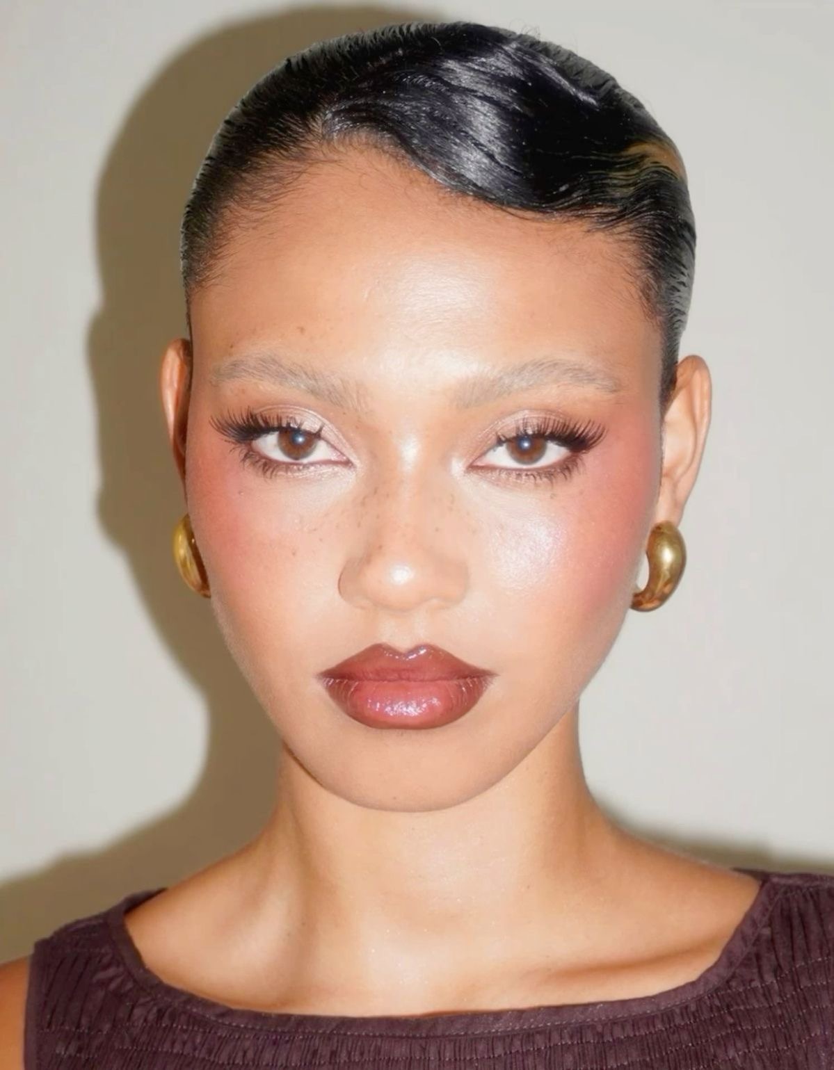 Для блеска в глазах: тренд на розовую пудру — носим как Кайли Дженнер, Джиджи Хадид и Сэди Синк (фото 28)