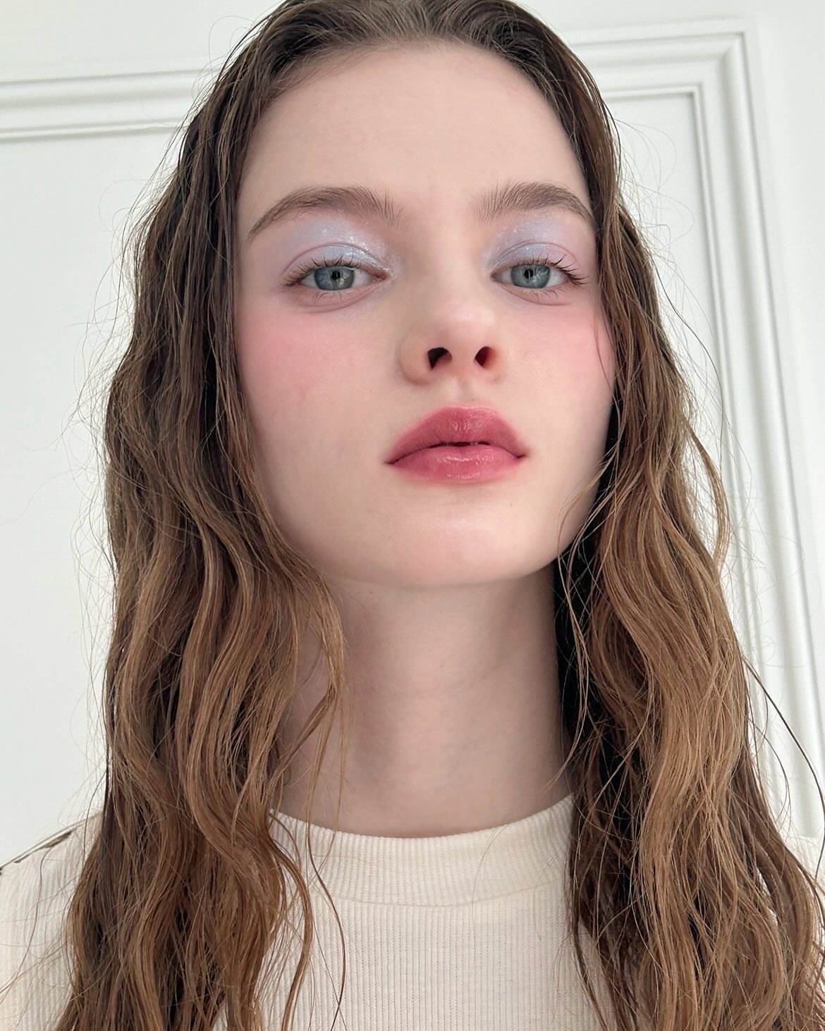 Для блеска в глазах: тренд на розовую пудру — носим как Кайли Дженнер, Джиджи Хадид и Сэди Синк (фото 6)