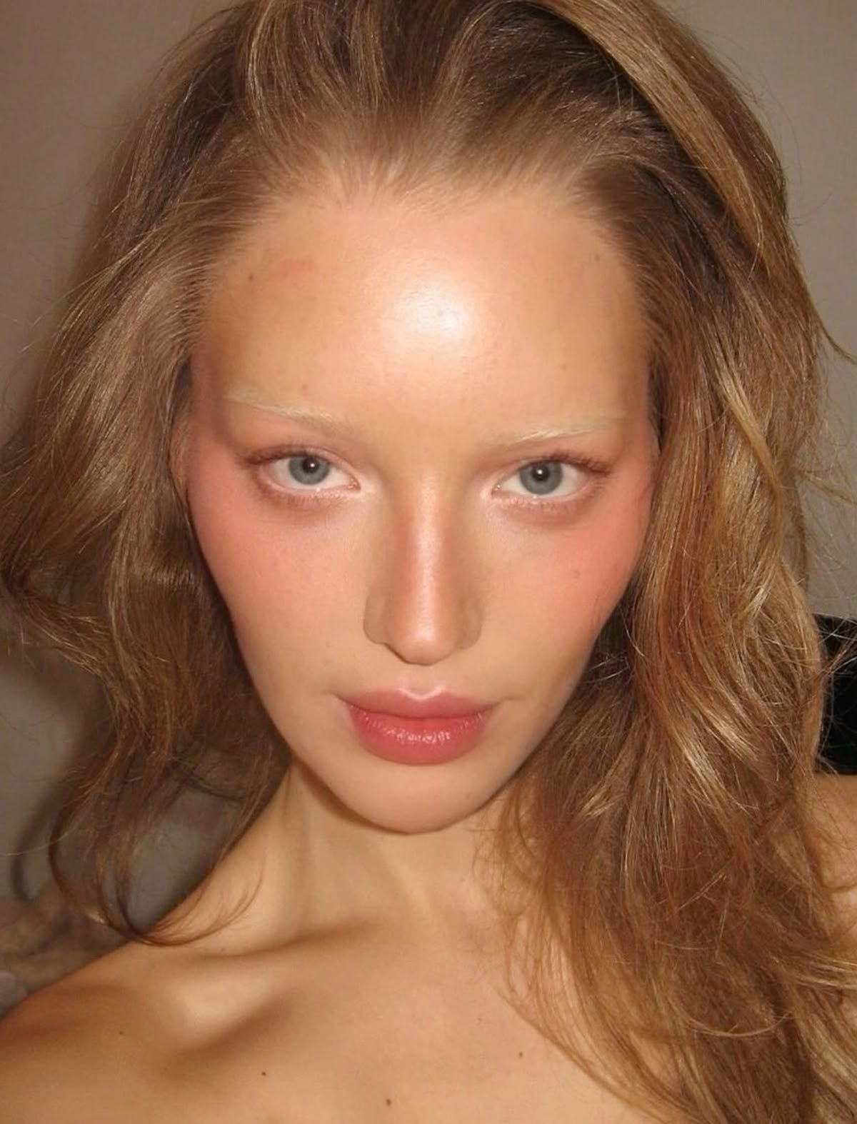 Для блеска в глазах: тренд на розовую пудру — носим как Кайли Дженнер, Джиджи Хадид и Сэди Синк (фото 13)