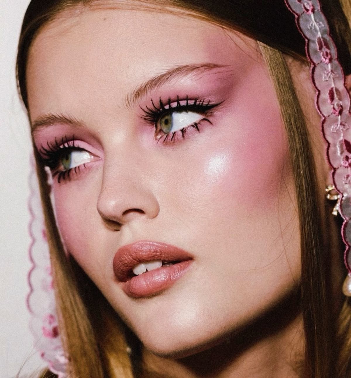 Для блеска в глазах: тренд на розовую пудру — носим как Кайли Дженнер, Джиджи Хадид и Сэди Синк (фото 19)