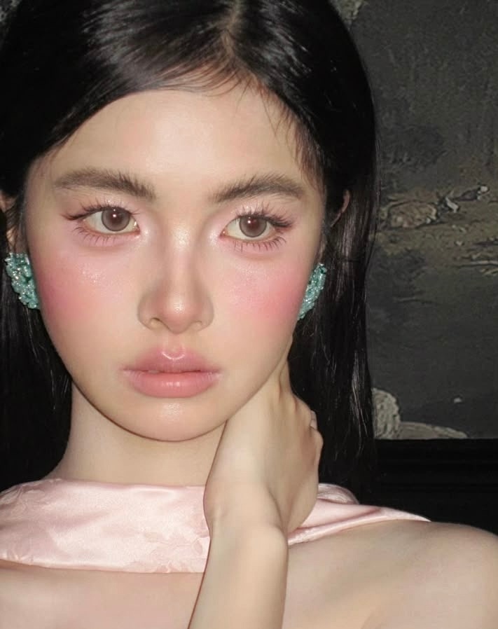 Для блеска в глазах: тренд на розовую пудру — носим как Кайли Дженнер, Джиджи Хадид и Сэди Синк (фото 11)