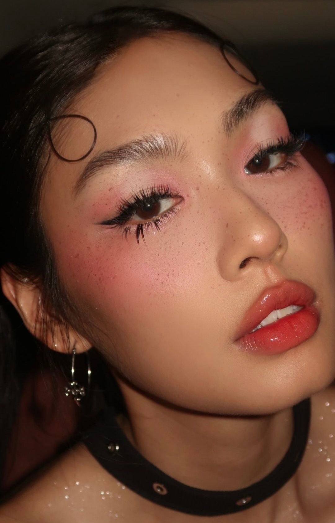 Для блеска в глазах: тренд на розовую пудру — носим как Кайли Дженнер, Джиджи Хадид и Сэди Синк (фото 17)