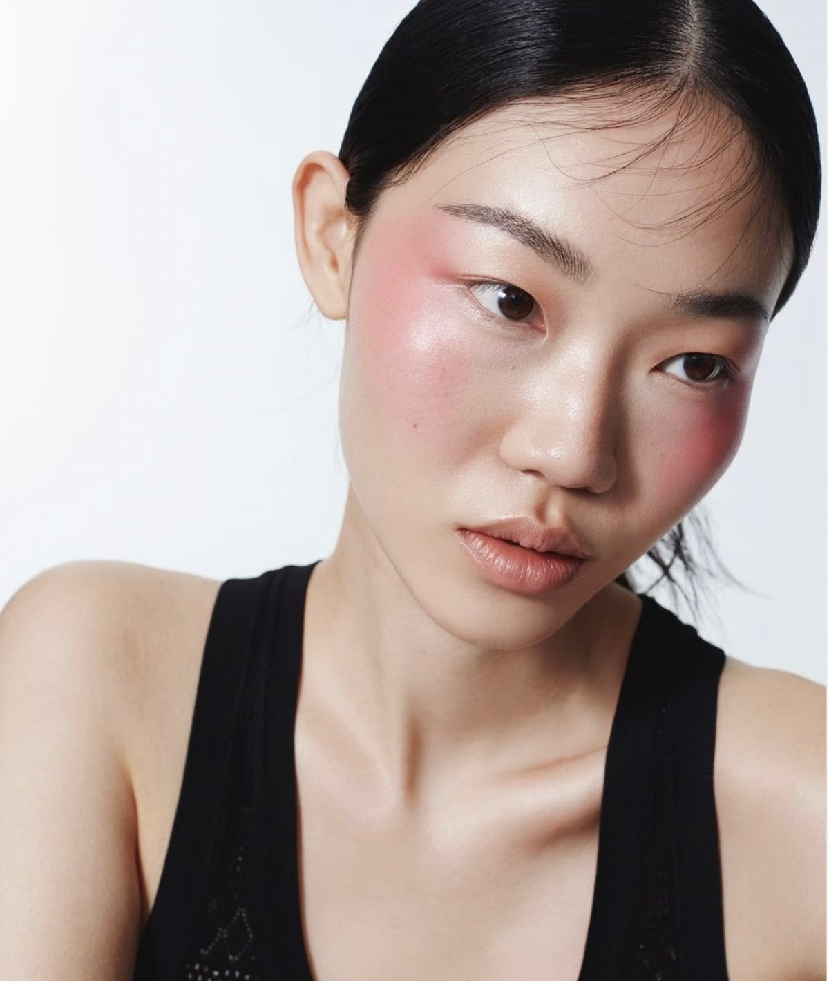 Для блеска в глазах: тренд на розовую пудру — носим как Кайли Дженнер, Джиджи Хадид и Сэди Синк (фото 29)