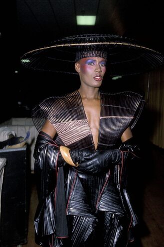 Назад в будущее: (ретро)футуризм в моде — от Куррежа до Жескьера (фото 70)