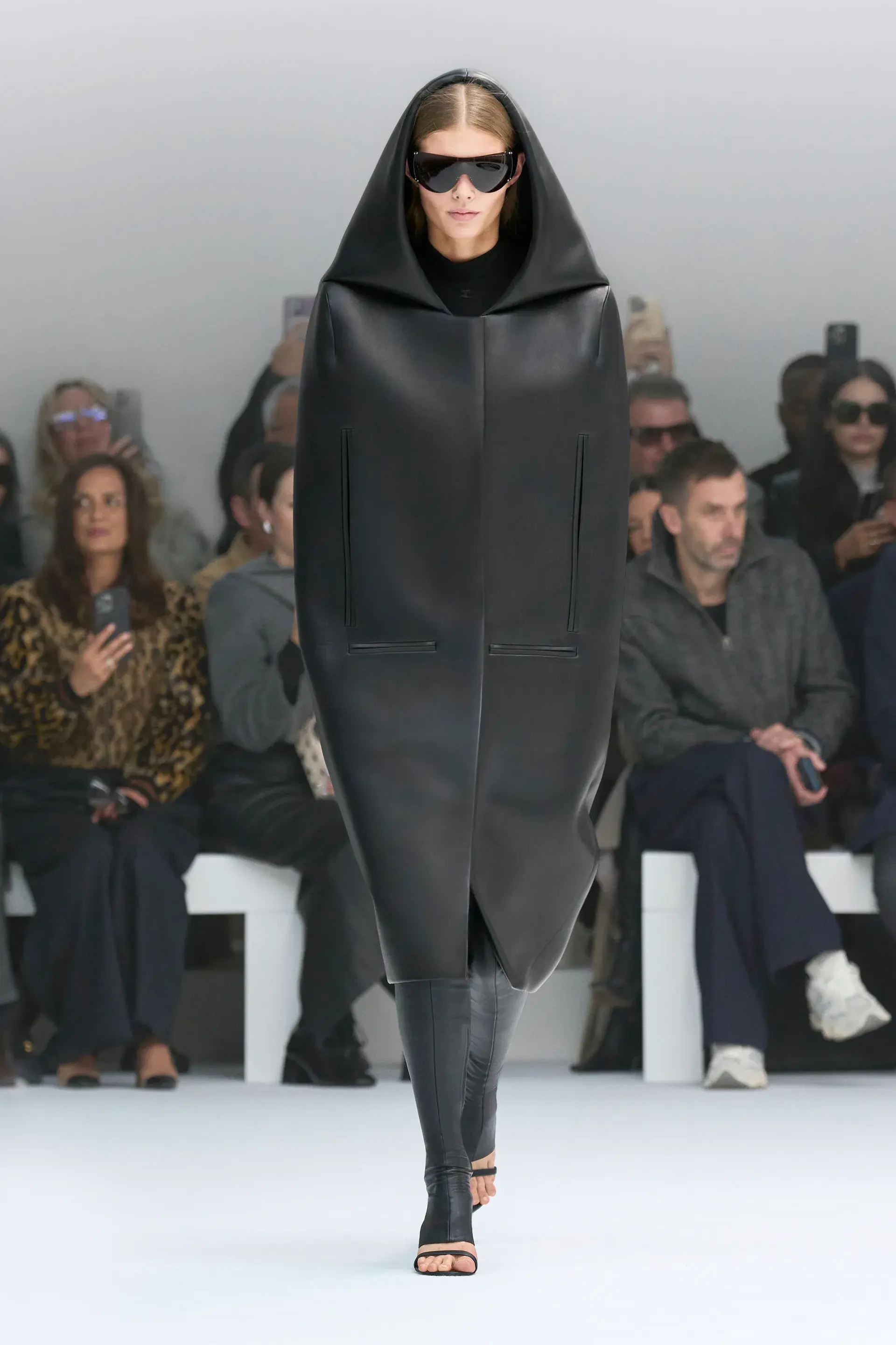 Назад в будущее: (ретро)футуризм в моде — от Куррежа до Жескьера (фото 59)