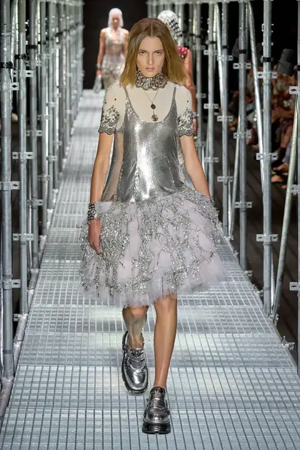 Назад в будущее: (ретро)футуризм в моде — от Куррежа до Жескьера (фото 56)