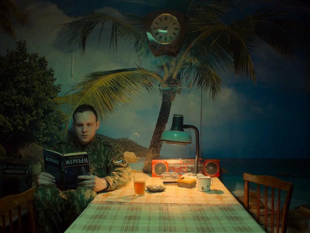 Античная трагедия с долей абсурда: каким получился сериал «Аутсорс» (фото 27)