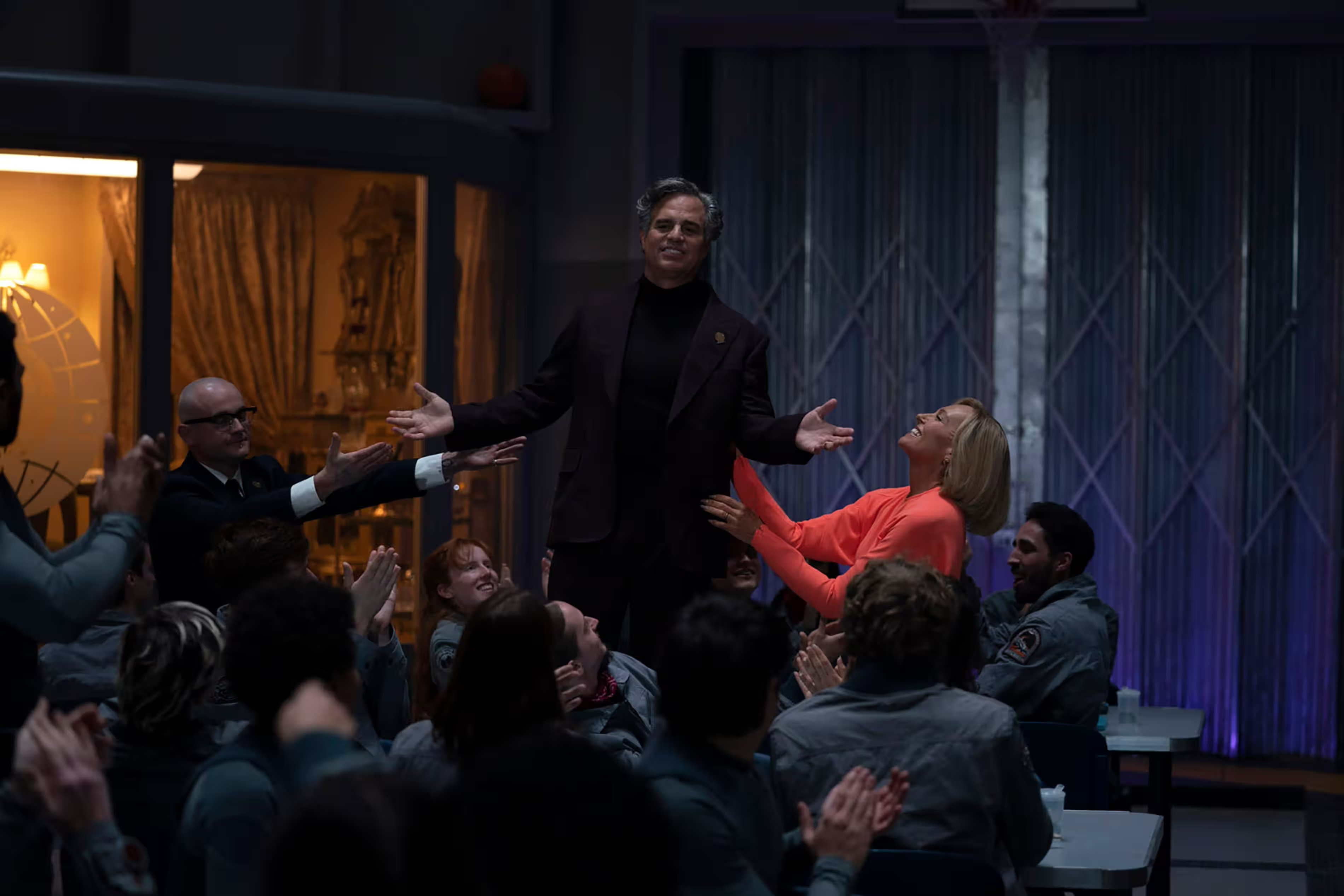 Ценность каждой жизни, колонизаторство и власть в руках идиотов: о чем размышляет Пон Джун-хо в фильме «Микки 17» (фото 25)