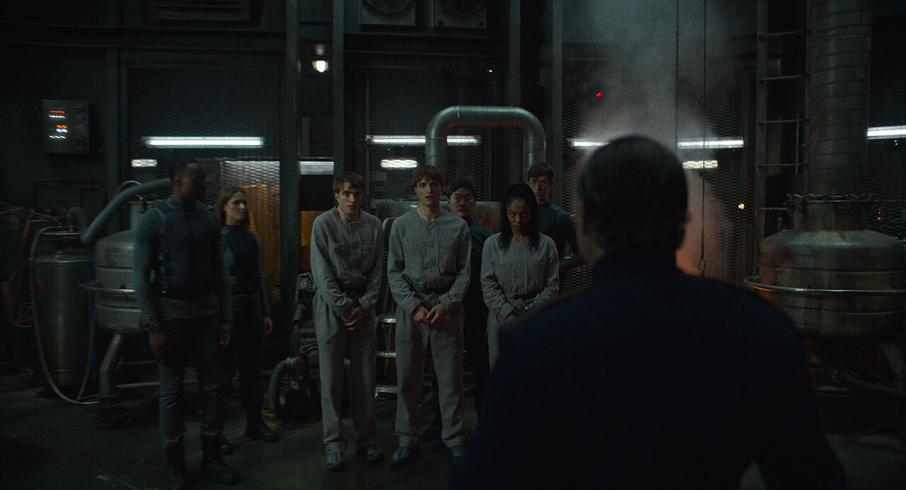 Ценность каждой жизни, колонизаторство и власть в руках идиотов: о чем размышляет Пон Джун-хо в фильме «Микки 17» (фото 21)